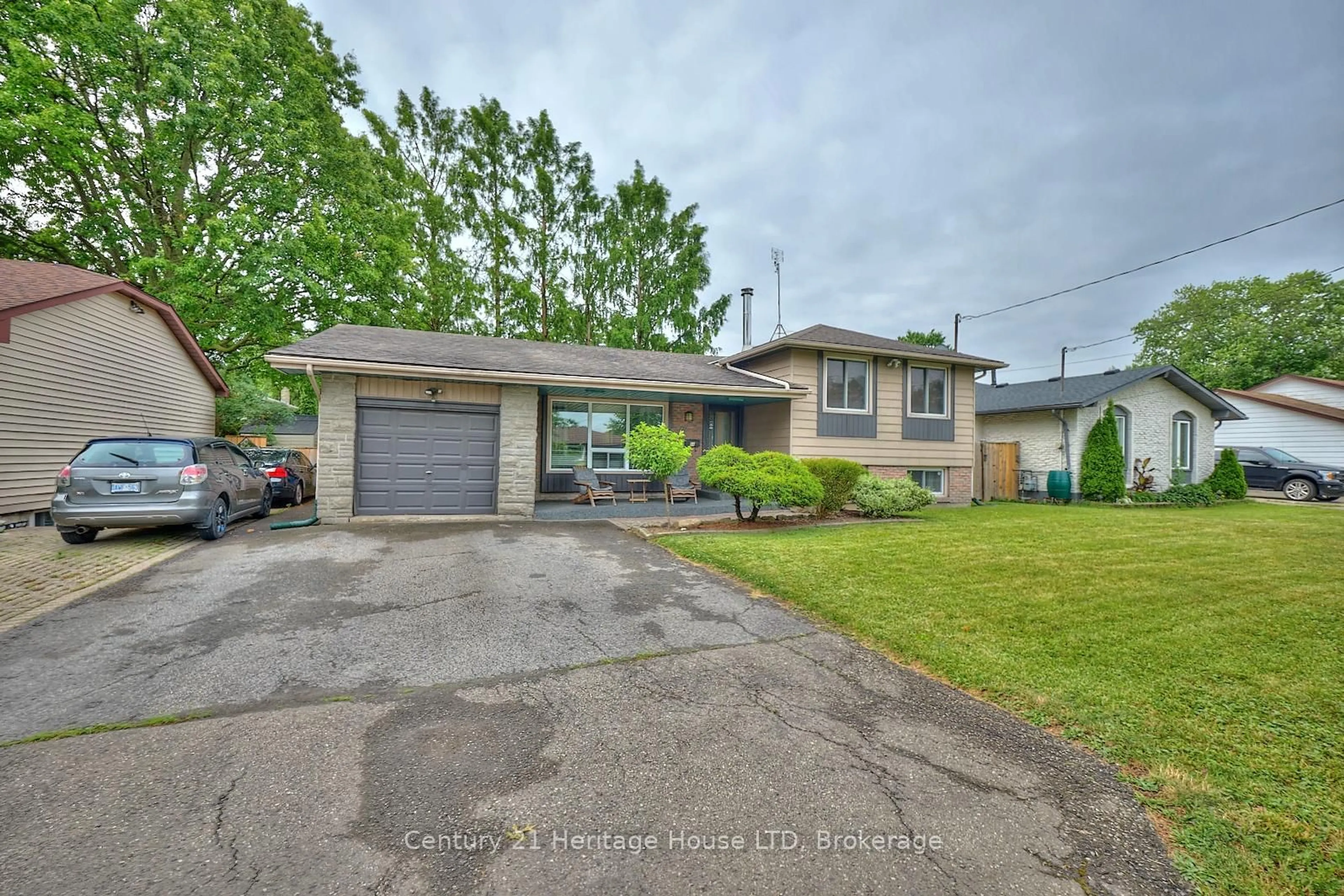A pic from outside/outdoor area/front of a property/back of a property/a pic from drone, street for 64 Rockwood Ave, St. Catharines Ontario L2P 1E9
