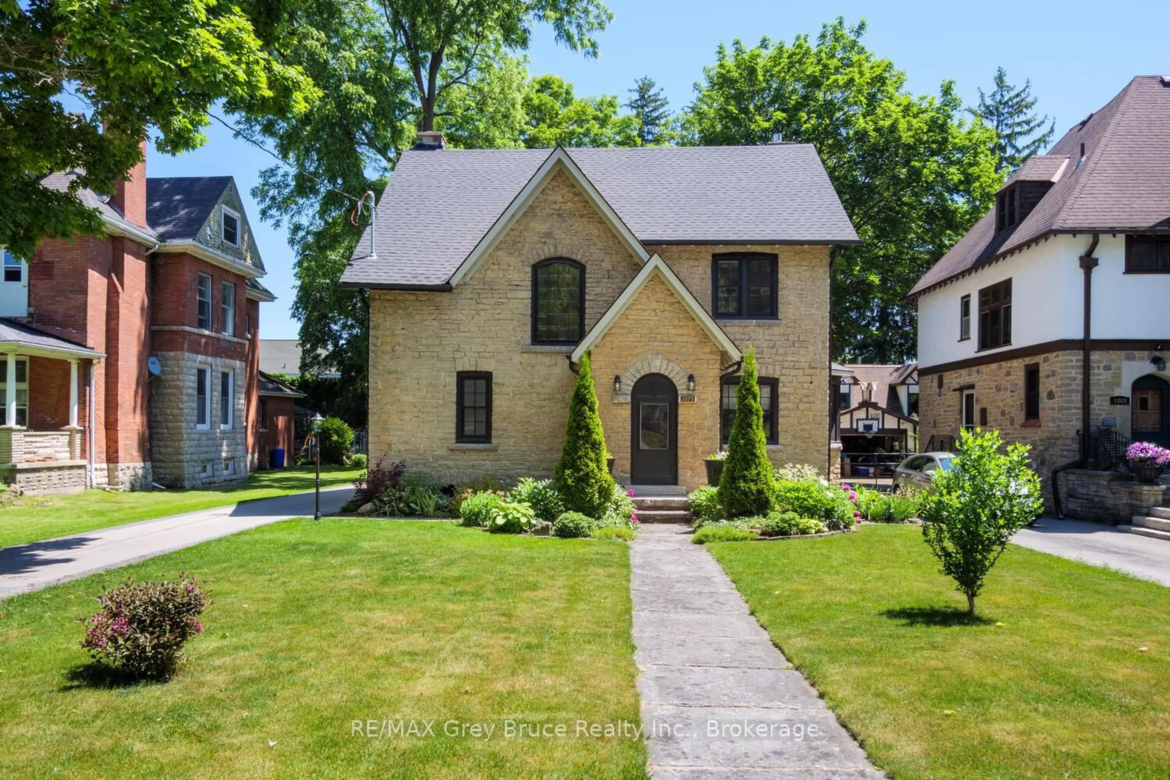 Home with brick exterior material, street for 1075 4th Ave, Owen Sound Ontario N4K 4W1