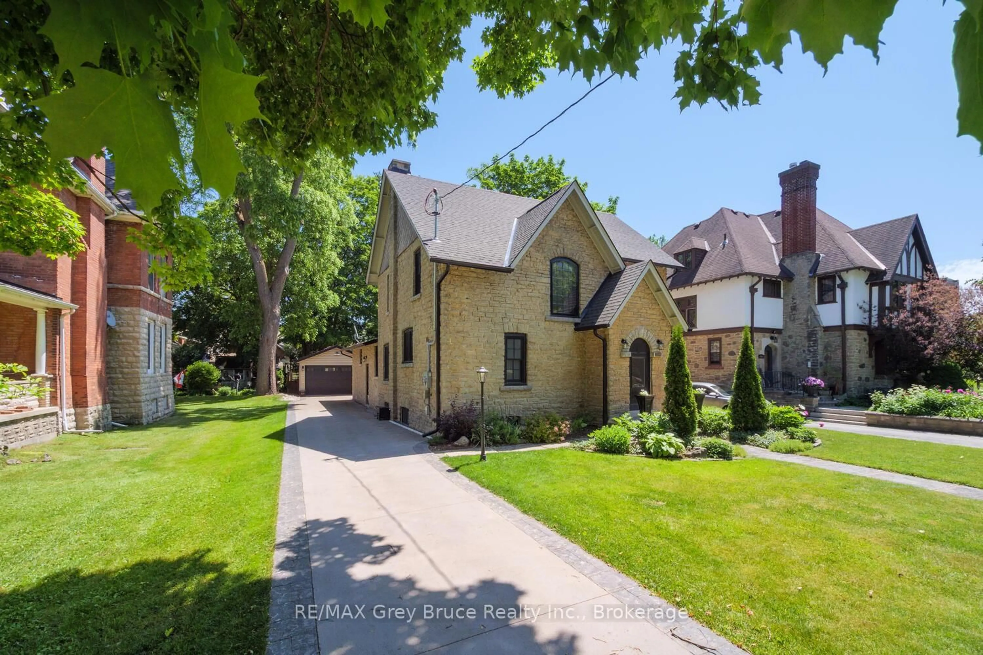 A pic from outside/outdoor area/front of a property/back of a property/a pic from drone, street for 1075 4th Ave, Owen Sound Ontario N4K 4W1