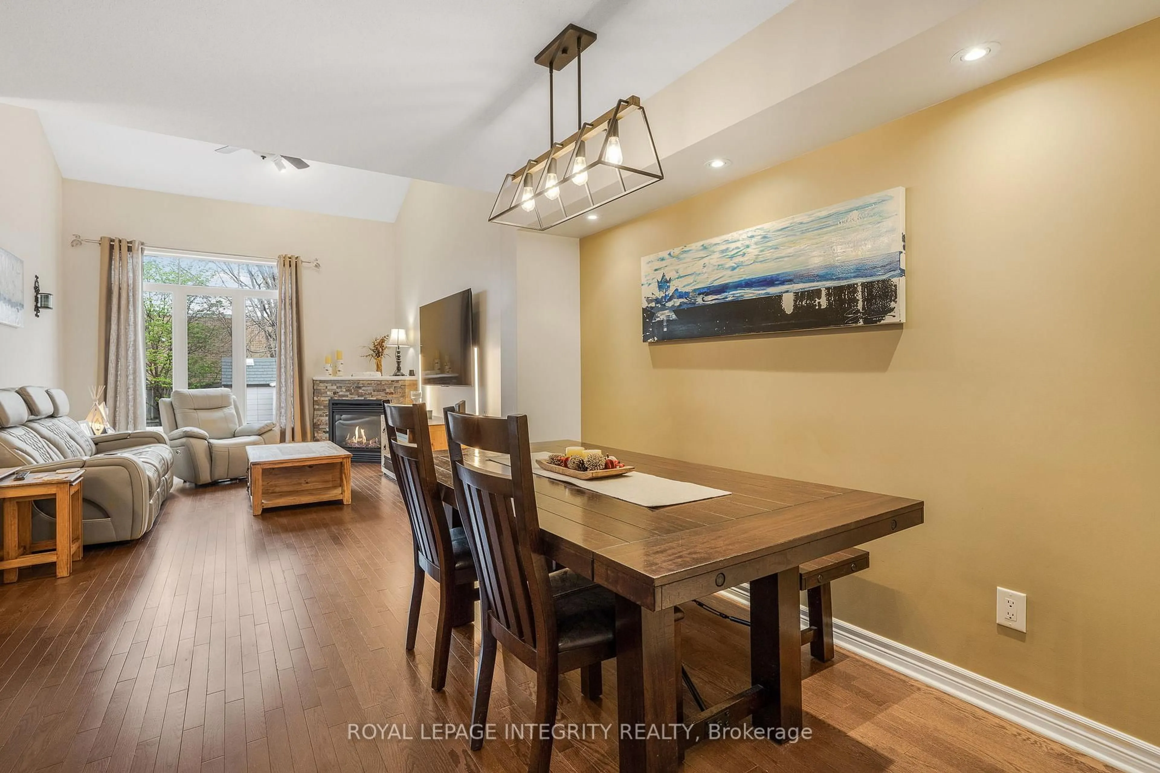 Dining room, wood/laminate floor for 527 Salzburg Dr, Orleans Ontario K4A 0C6