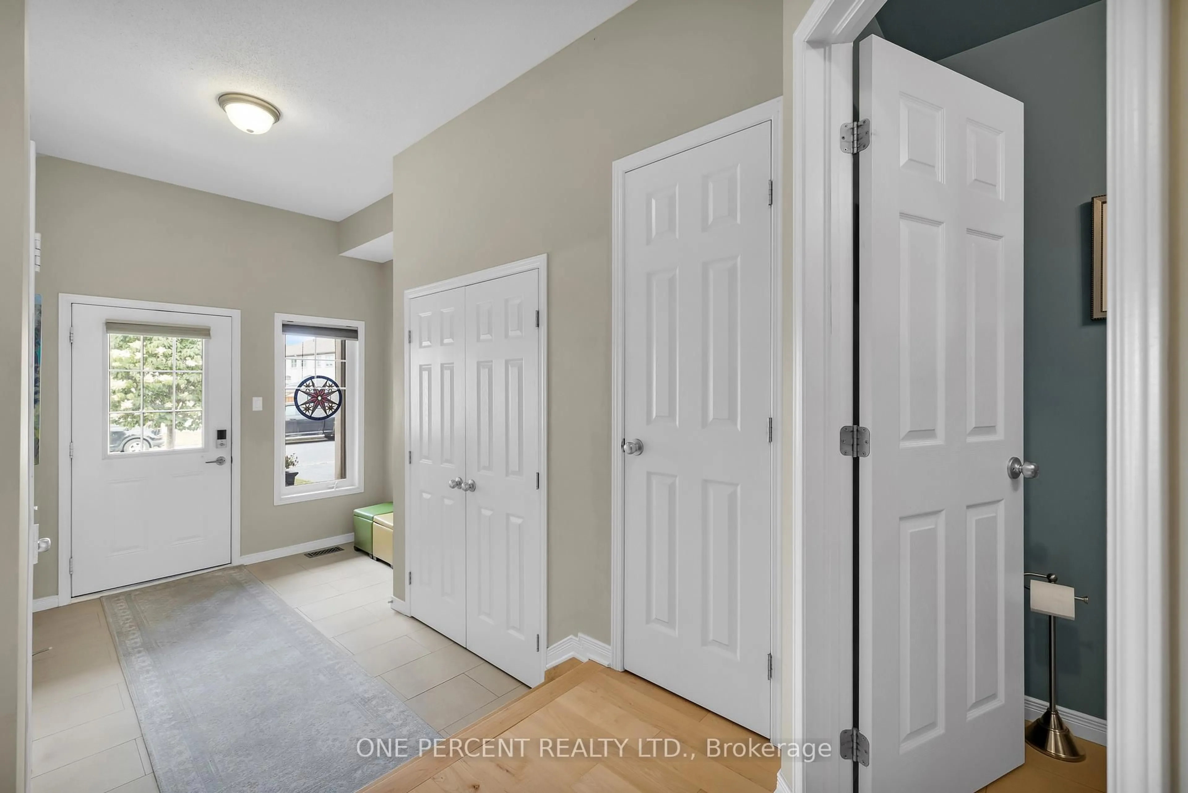 Indoor entryway for 2241 Descartes St, Orleans Ontario K4A 0W4