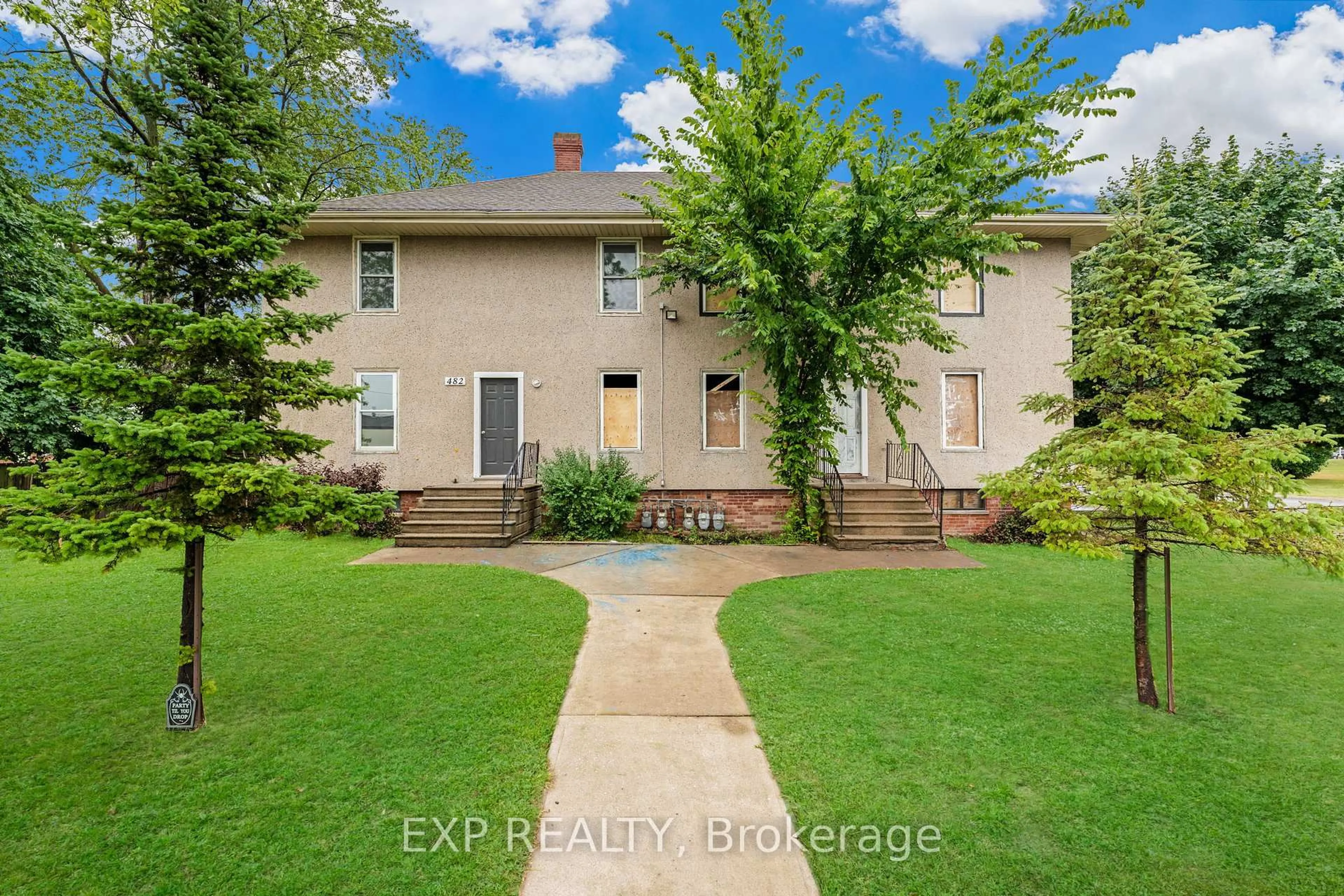 A pic from outside/outdoor area/front of a property/back of a property/a pic from drone, street for 480 King St, Welland Ontario L3B 3K7