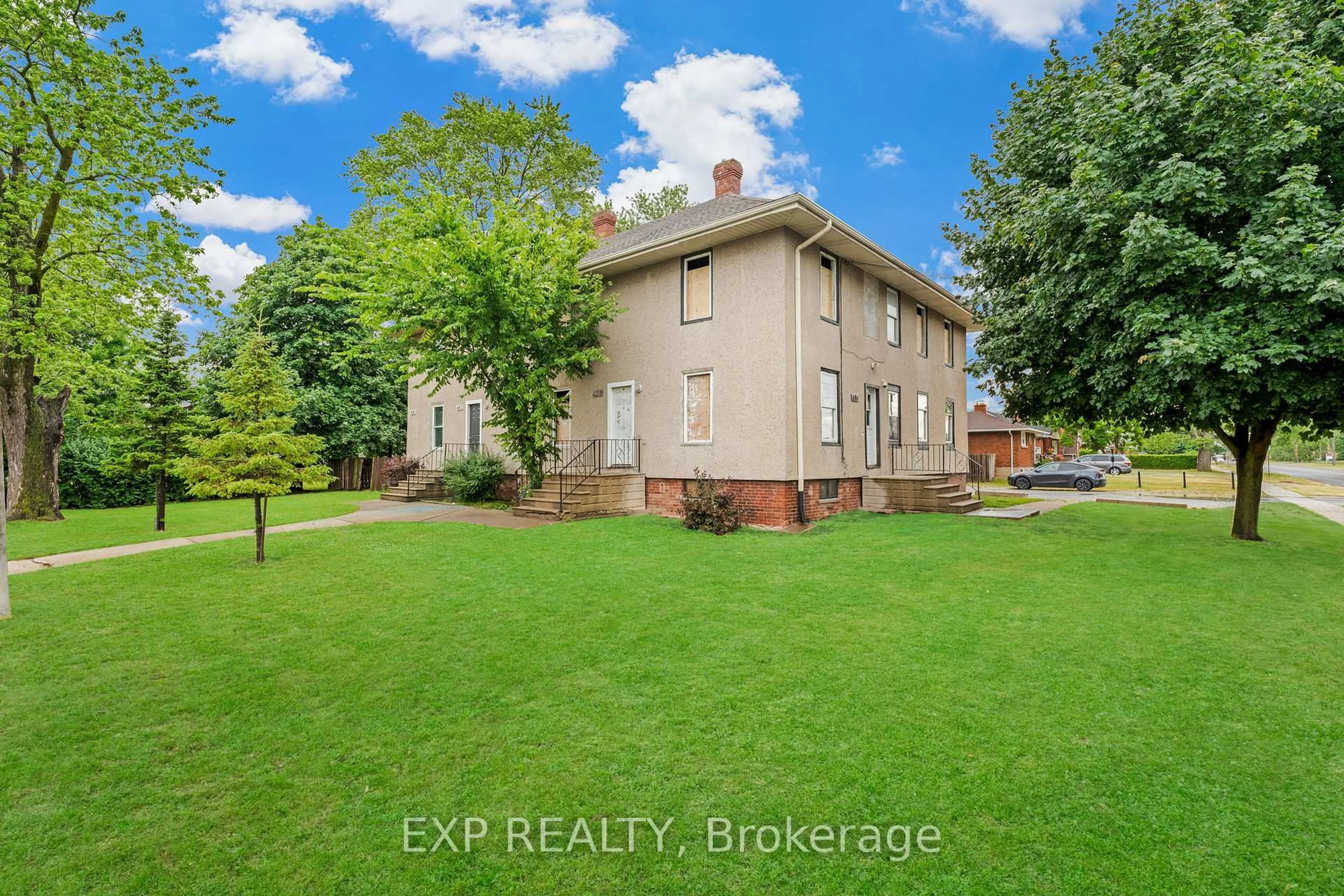 A pic from outside/outdoor area/front of a property/back of a property/a pic from drone, building for 480 King St, Welland Ontario L3B 3K7