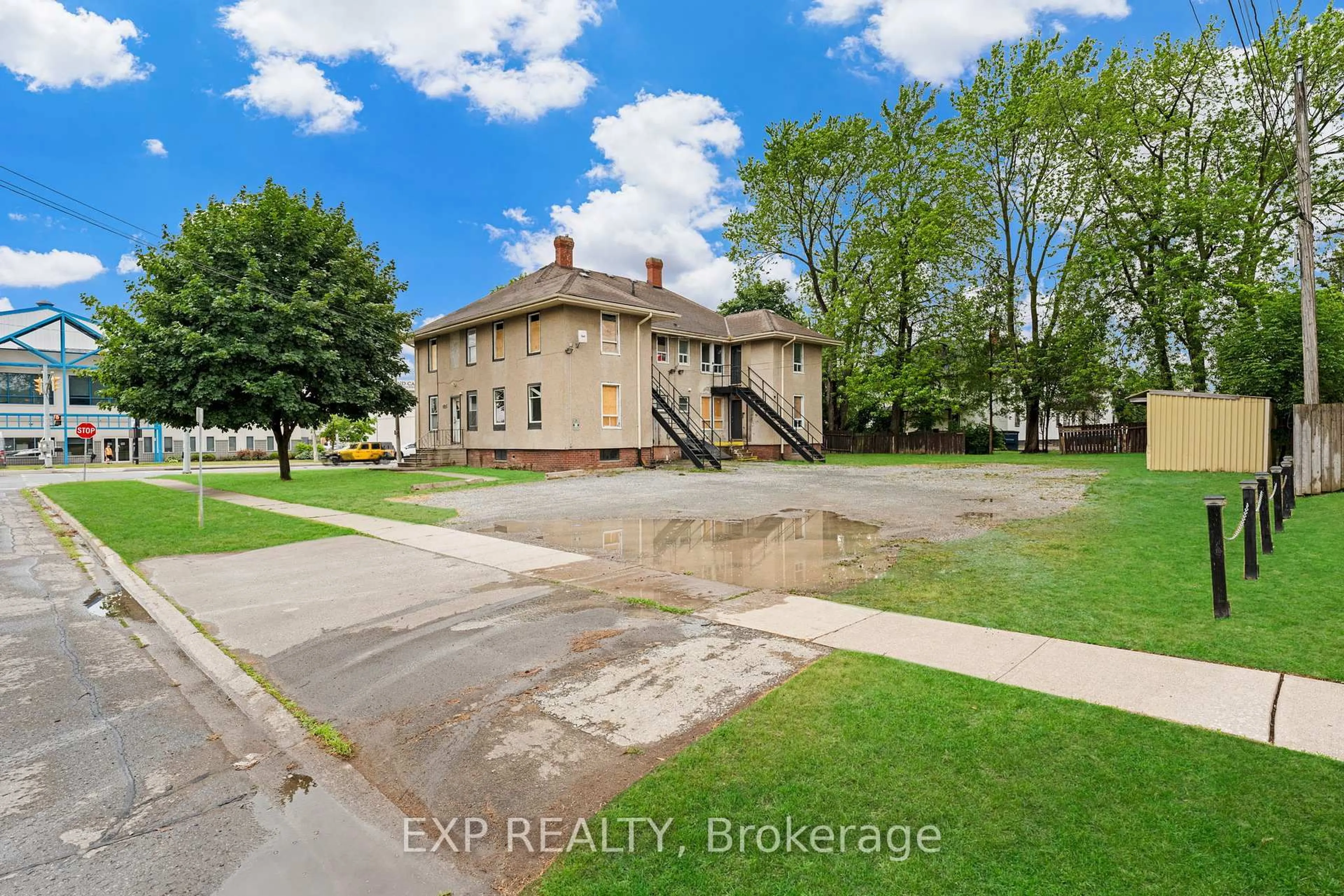 A pic from outside/outdoor area/front of a property/back of a property/a pic from drone, unknown for 480 King St, Welland Ontario L3B 3K7