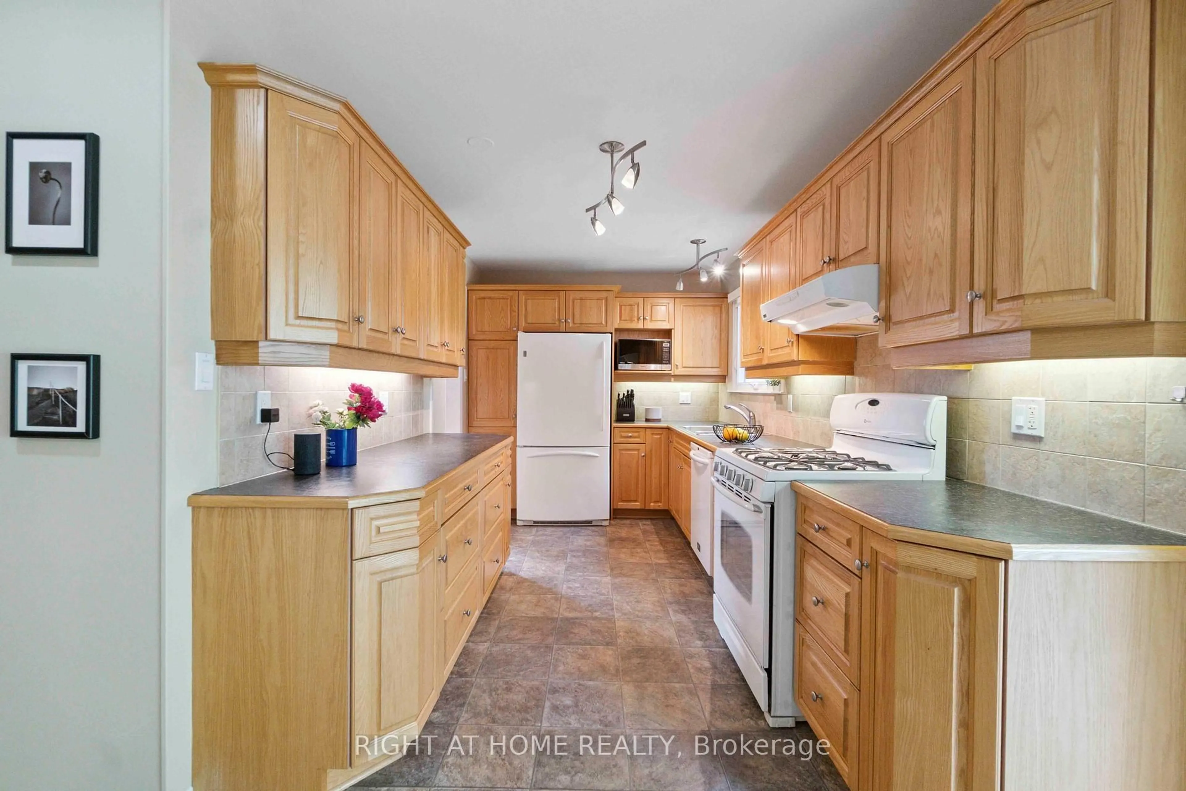 Standard kitchen, ceramic/tile floor for 53B TAUVETTE St, Ottawa Ontario K1B 3A2
