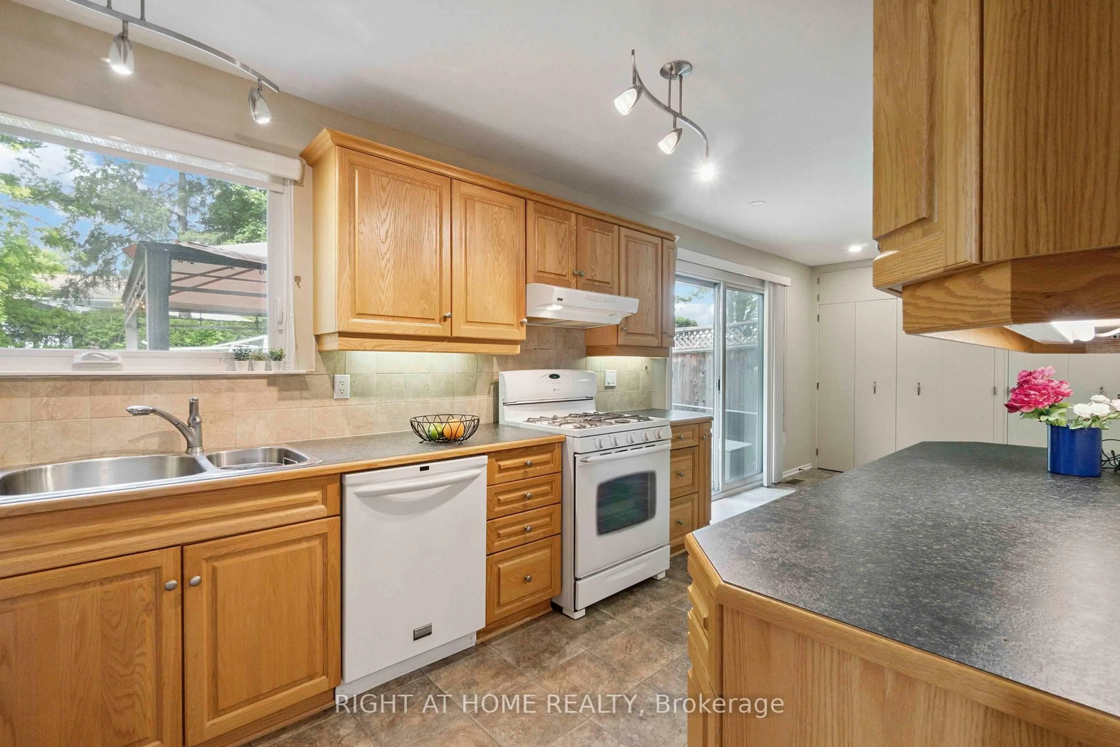 Standard kitchen, unknown for 53B TAUVETTE St, Ottawa Ontario K1B 3A2