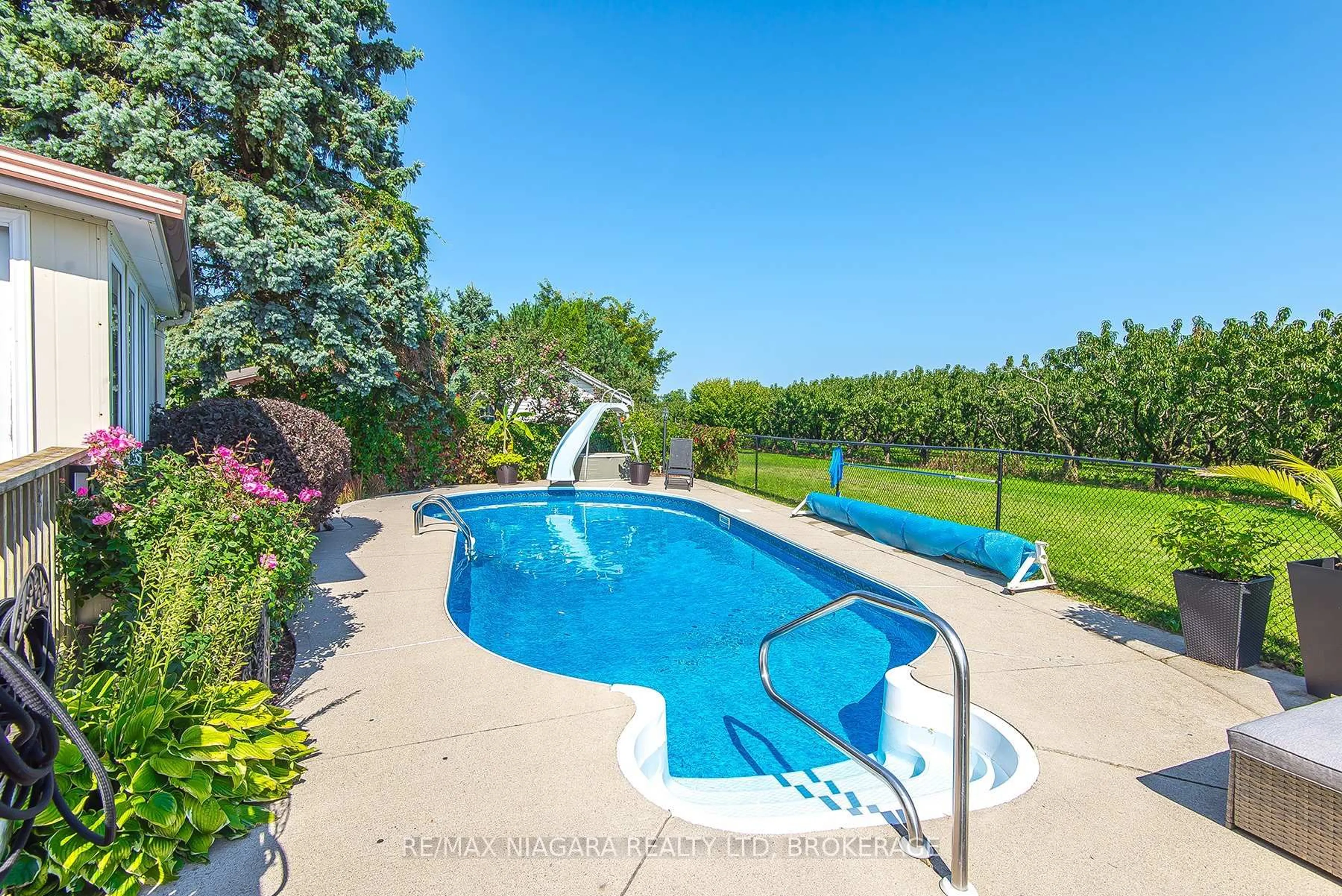 Pool for 38 Banburry Cres, Grimsby Ontario L3M 4N8
