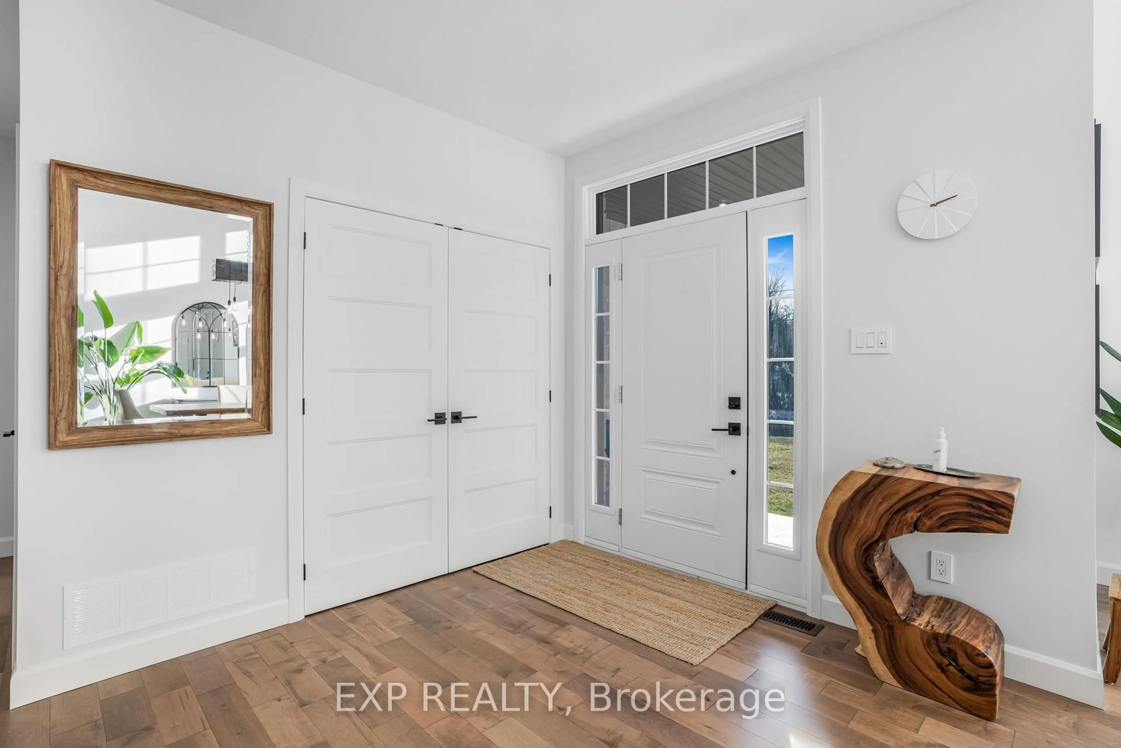 Indoor entryway for 1579 Rollin Rd, Clarence-Rockland Ontario K0A 3N0