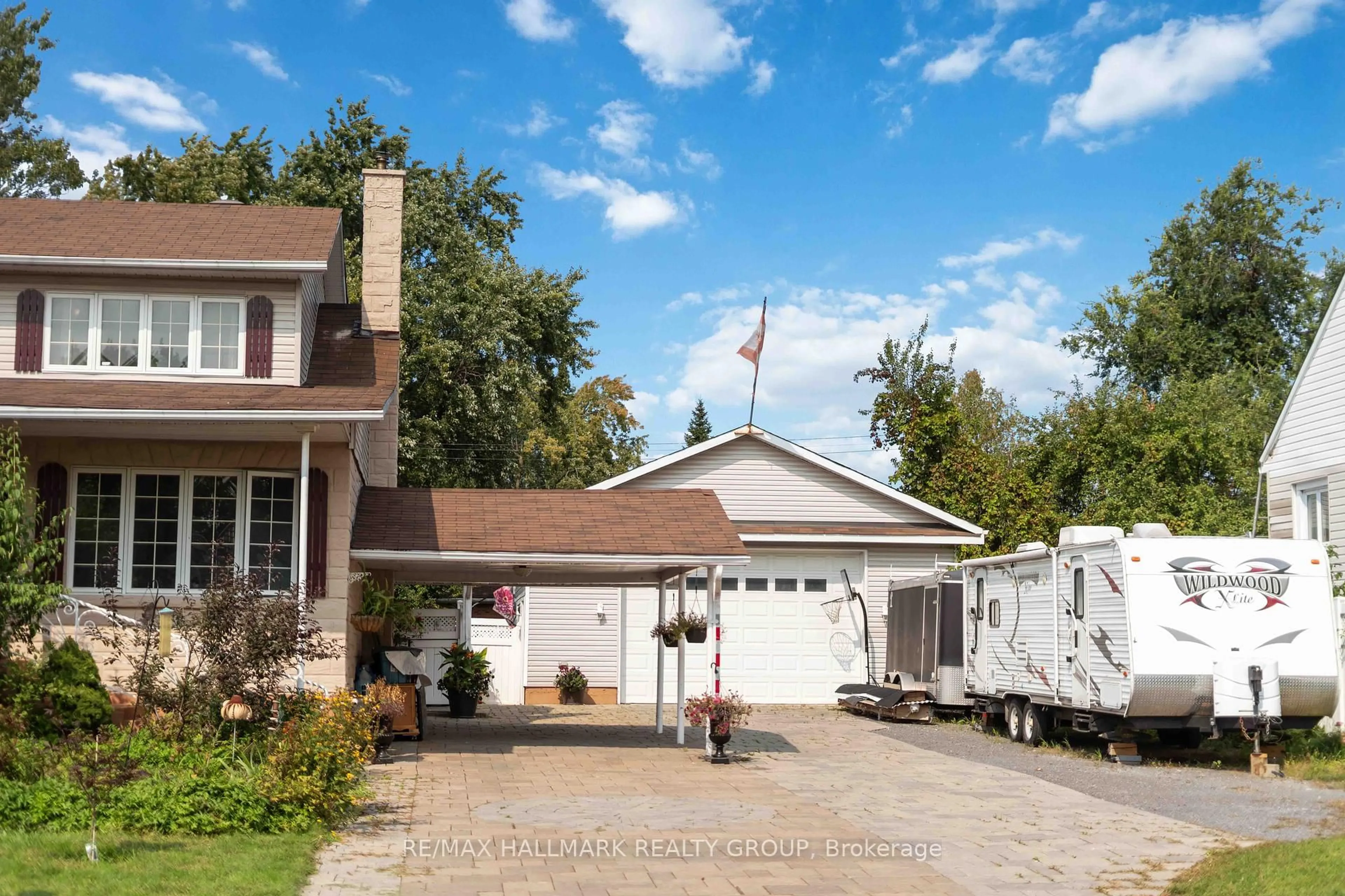 Home with vinyl exterior material, street for 431 Blake Blvd, Ottawa Ontario K1K 1A9