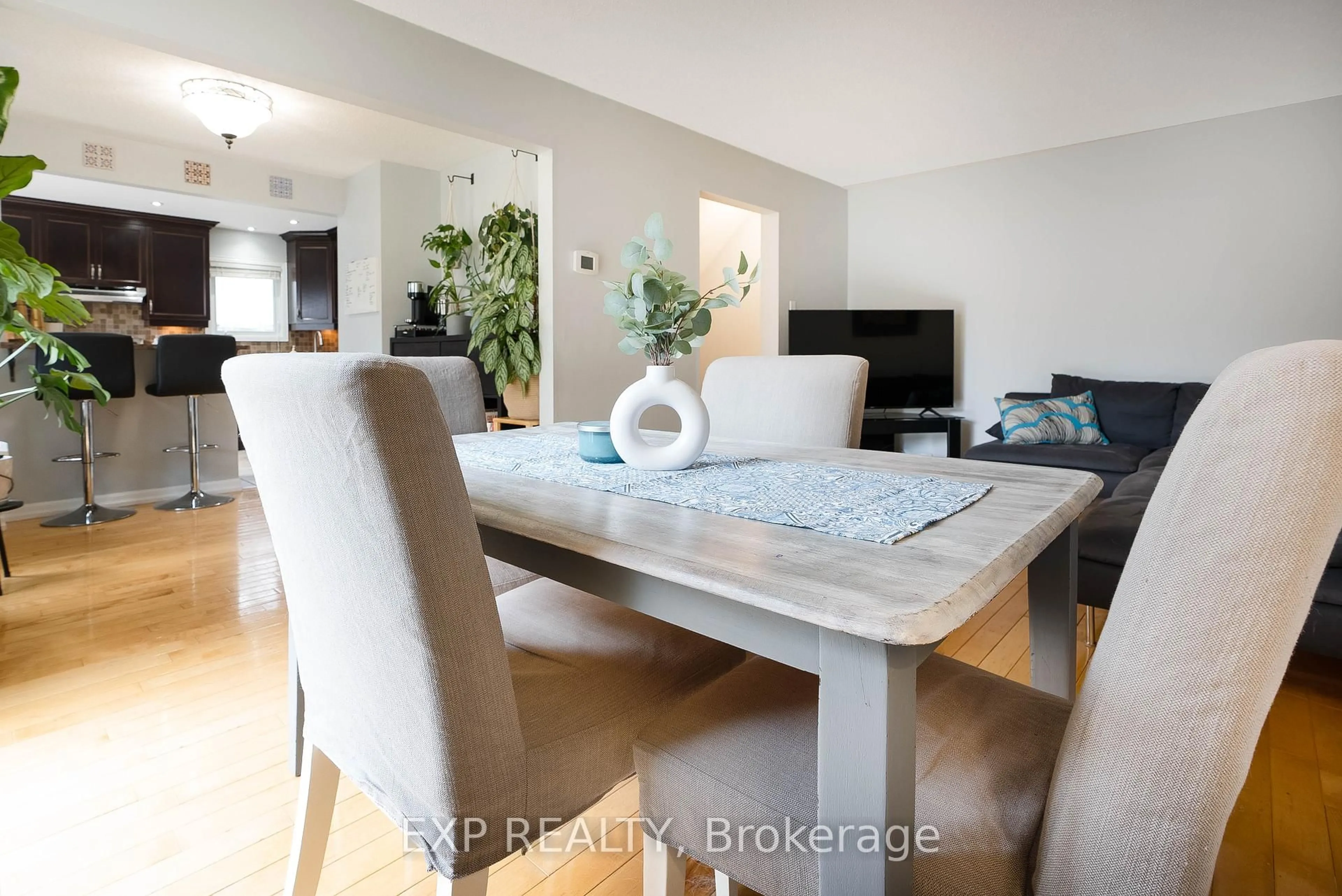 Dining room, wood/laminate floor for 3691 Albion Rd #75, Ottawa Ontario K1T 1P2