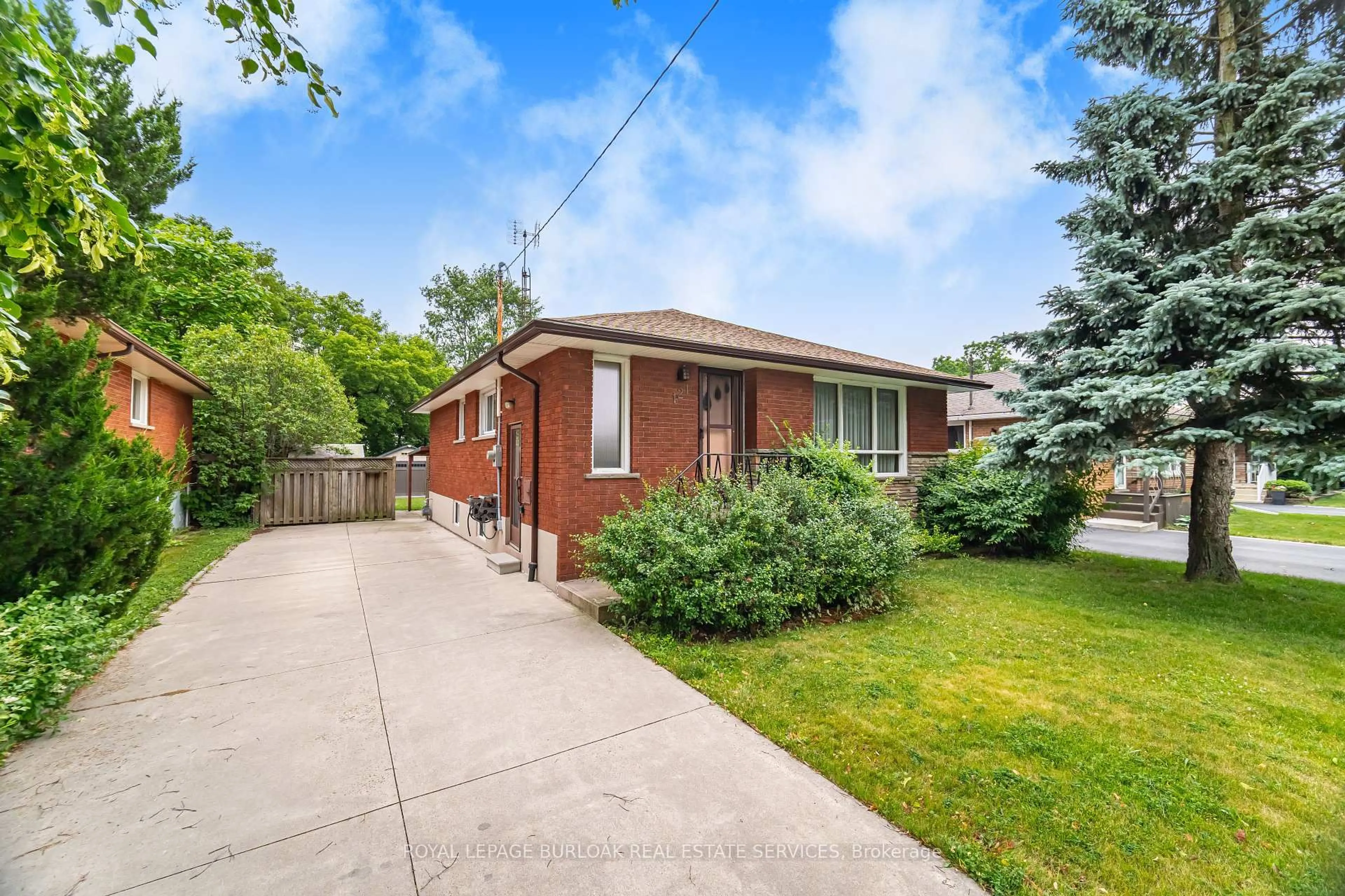 Home with brick exterior material, street for 121 Manning Ave, Hamilton Ontario L9A 3E8