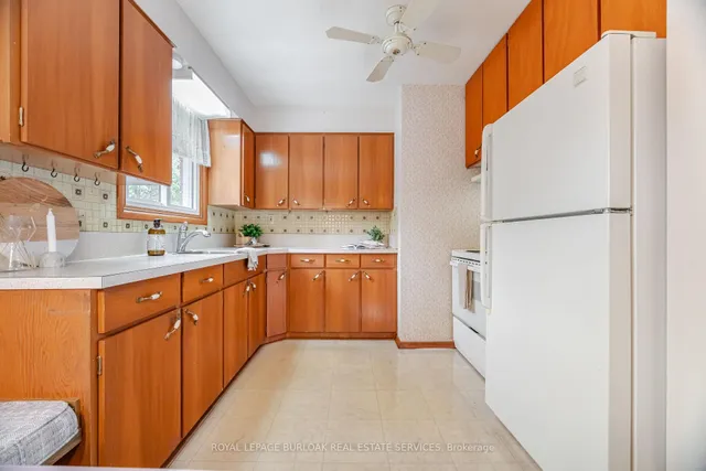 Additional image 32 of 121 Manning Ave