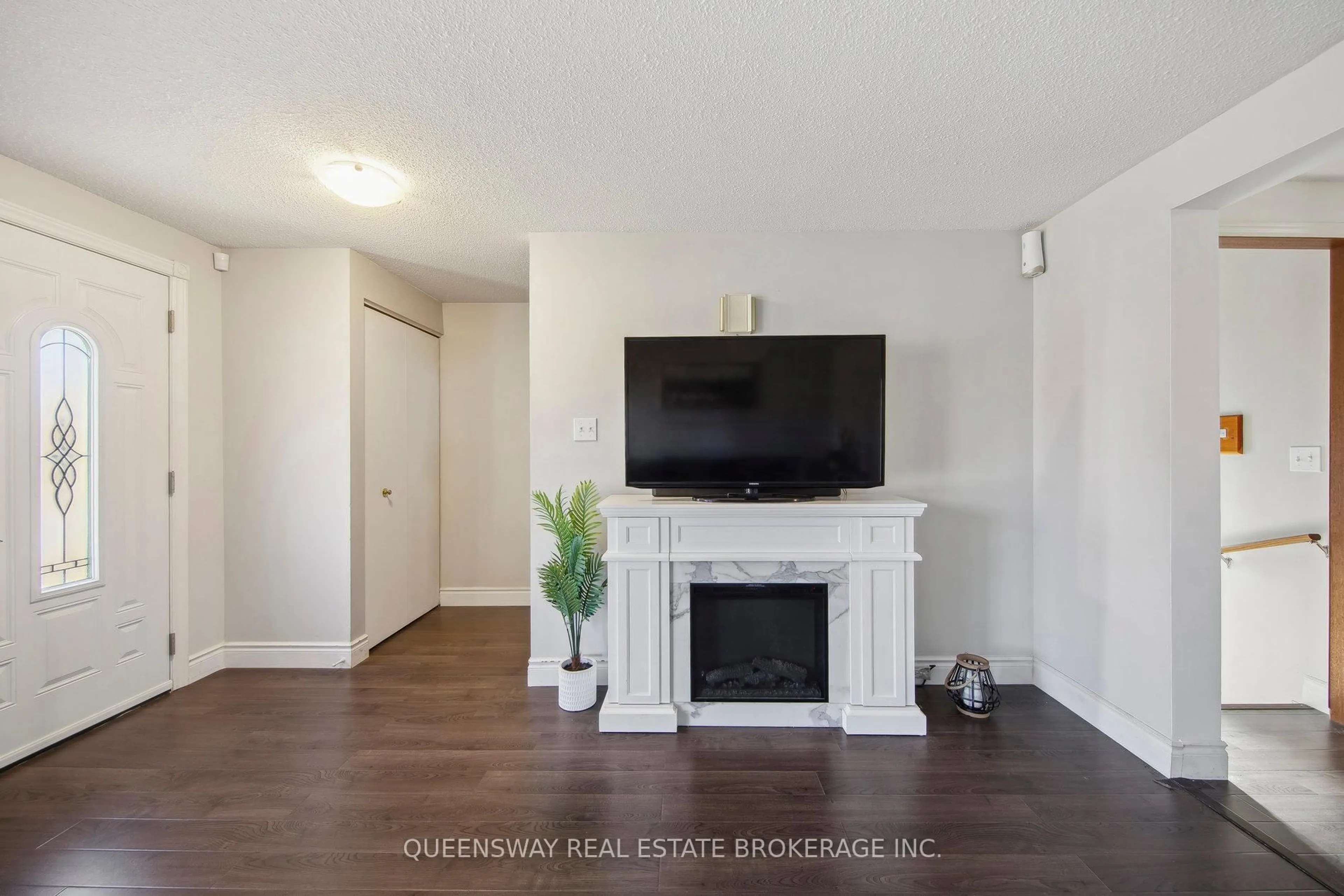 Living room with furniture, wood/laminate floor for 150 Hillmer Rd, Cambridge Ontario N1R 6N8