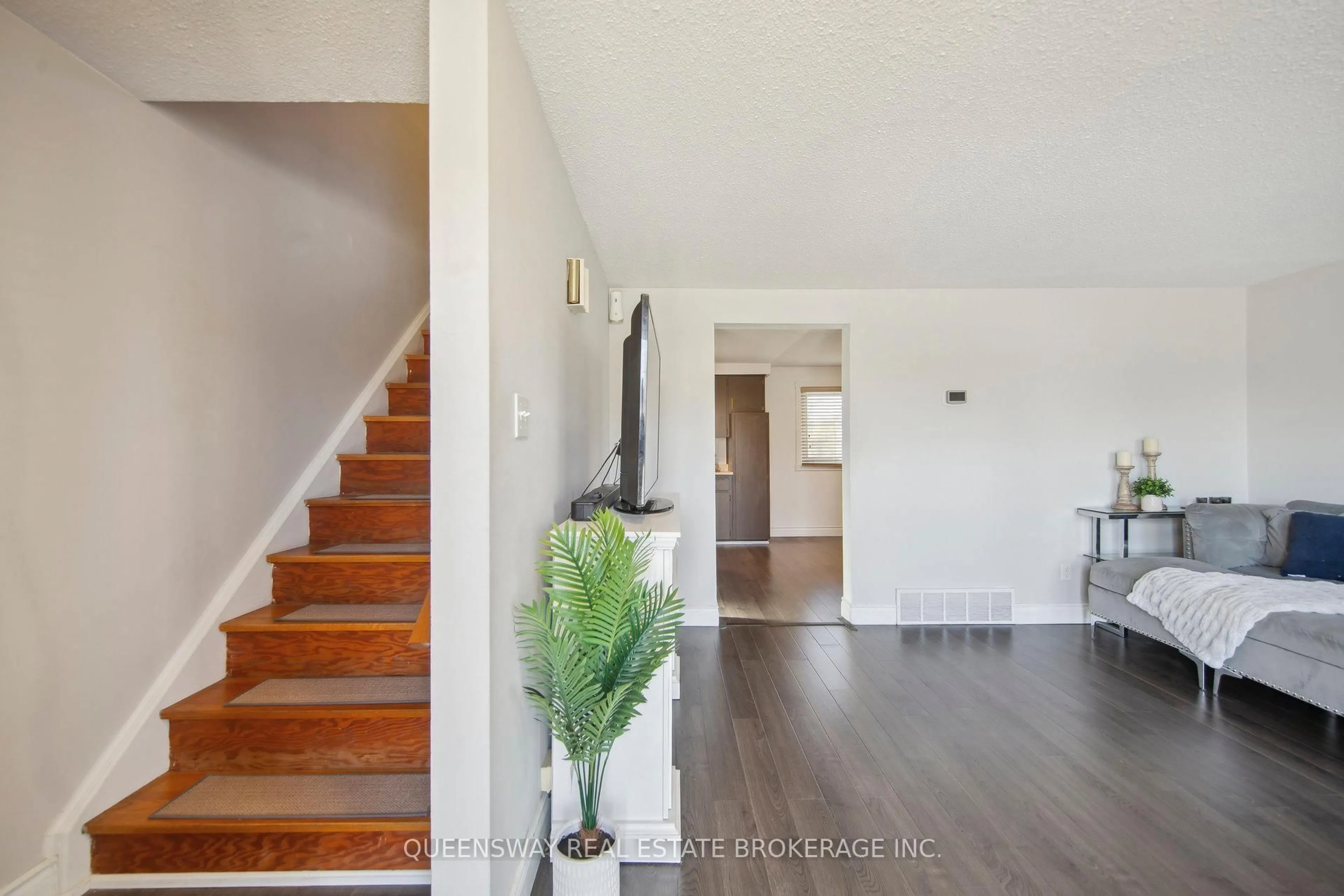 Indoor entryway for 150 Hillmer Rd, Cambridge Ontario N1R 6N8