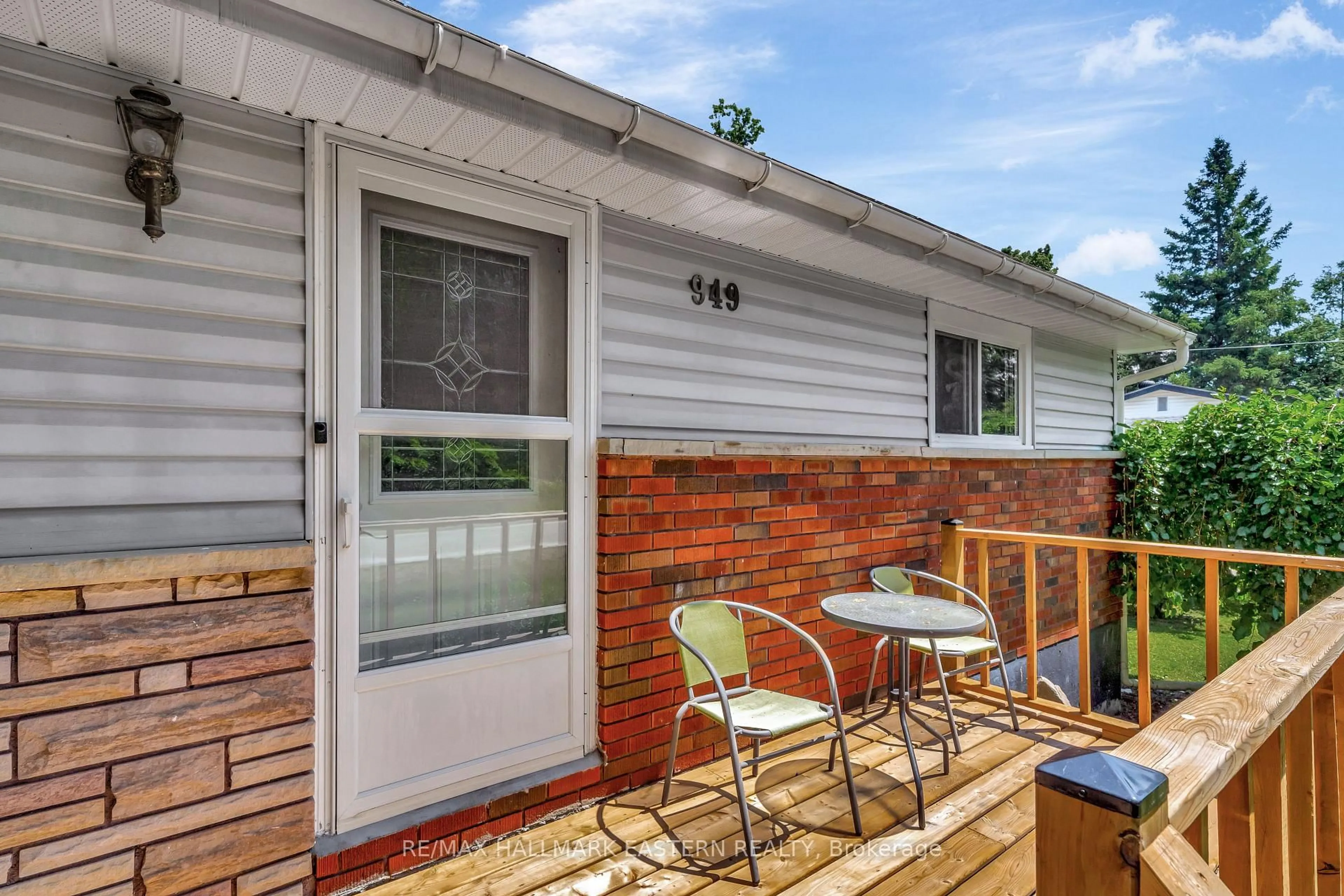 Patio, street for 949 Hutchison Dr, Cavan Monaghan Ontario K0L 1V0