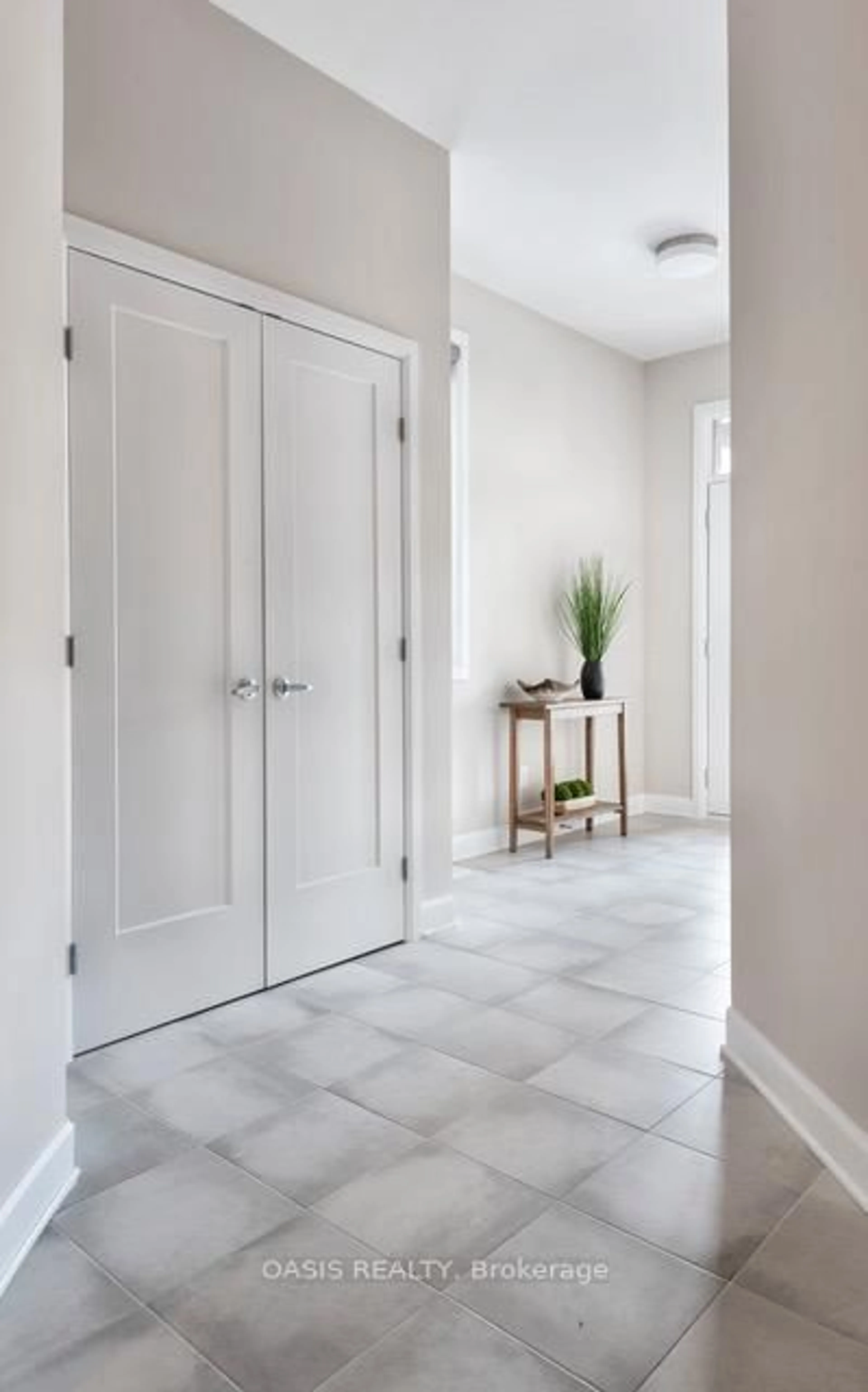 Indoor entryway for 137 Kerala Pl, Ottawa Ontario K1T 0Z2
