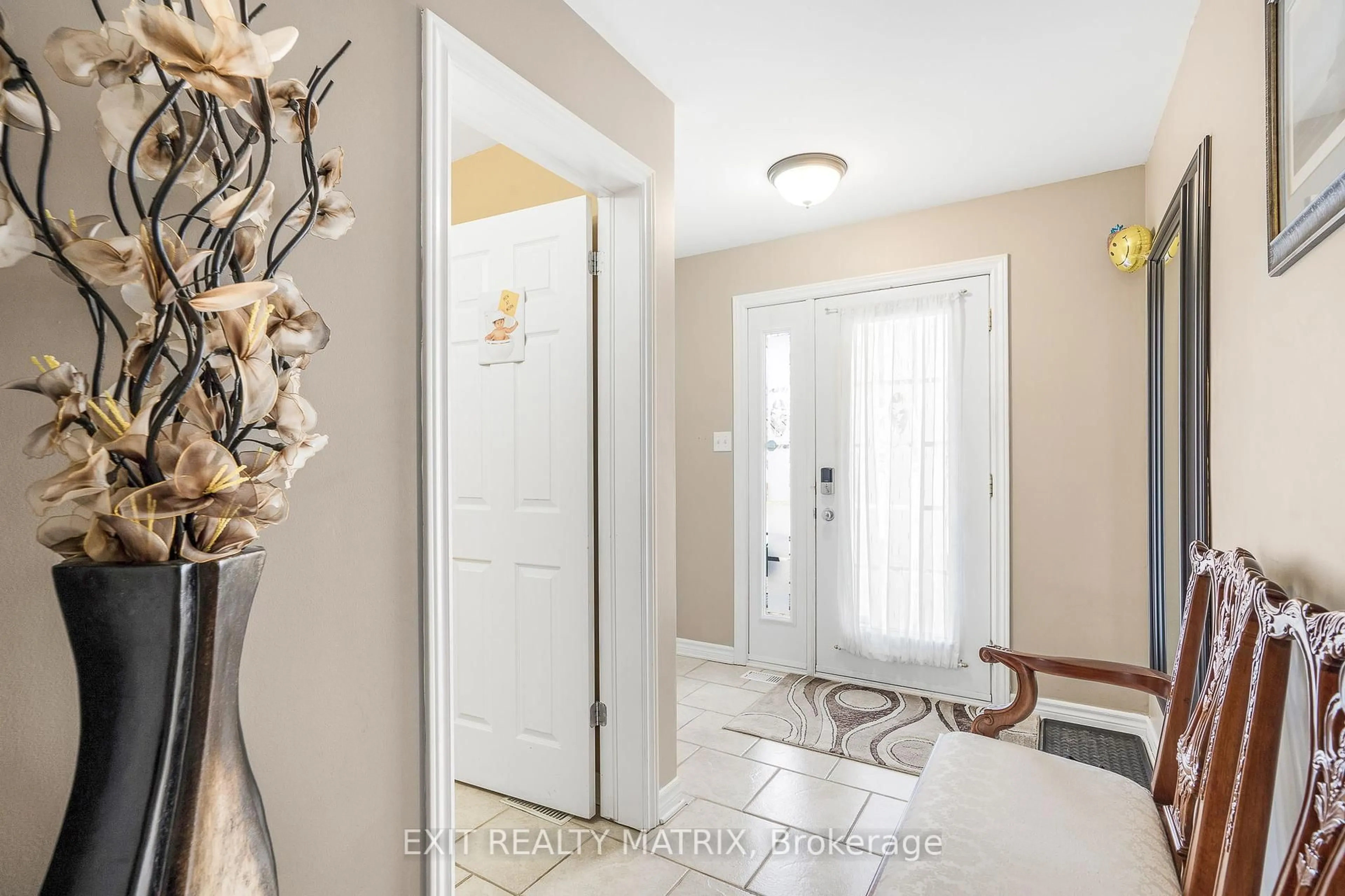 Indoor entryway for 569 Emerald St, Clarence-Rockland Ontario K4K 0B9