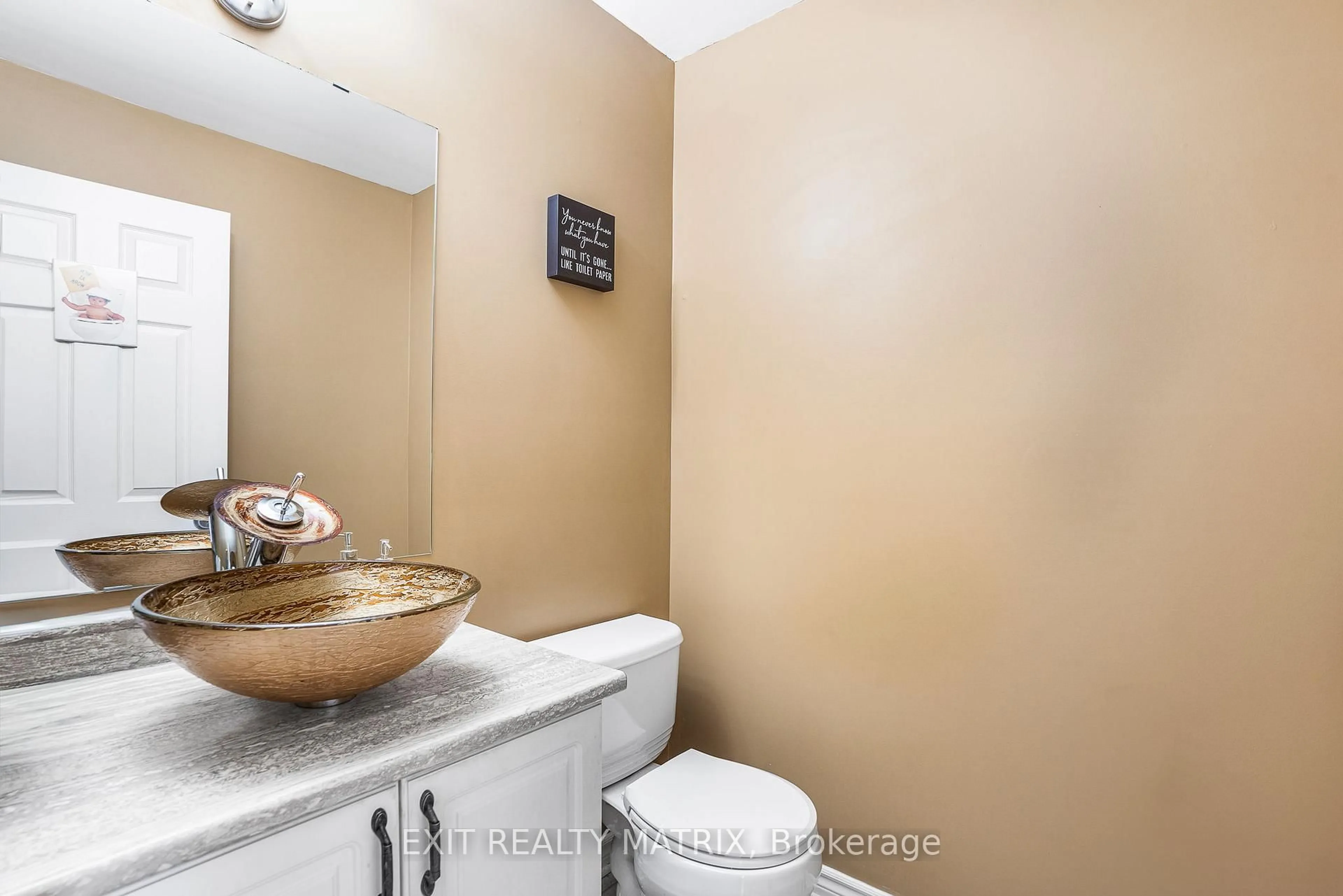 Standard bathroom, ceramic/tile floor for 569 Emerald St, Clarence-Rockland Ontario K4K 0B9
