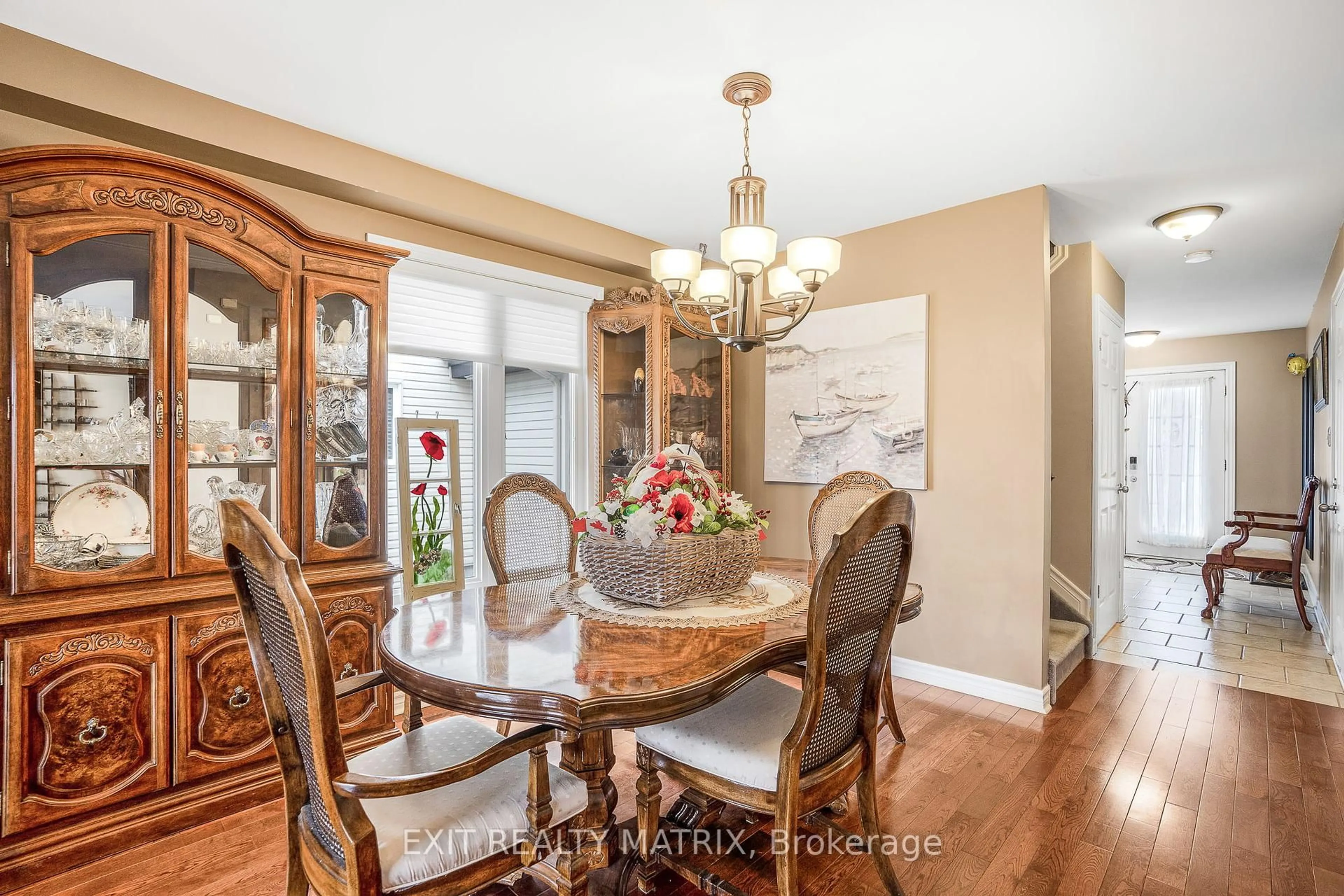 Dining room, wood/laminate floor for 569 Emerald St, Clarence-Rockland Ontario K4K 0B9