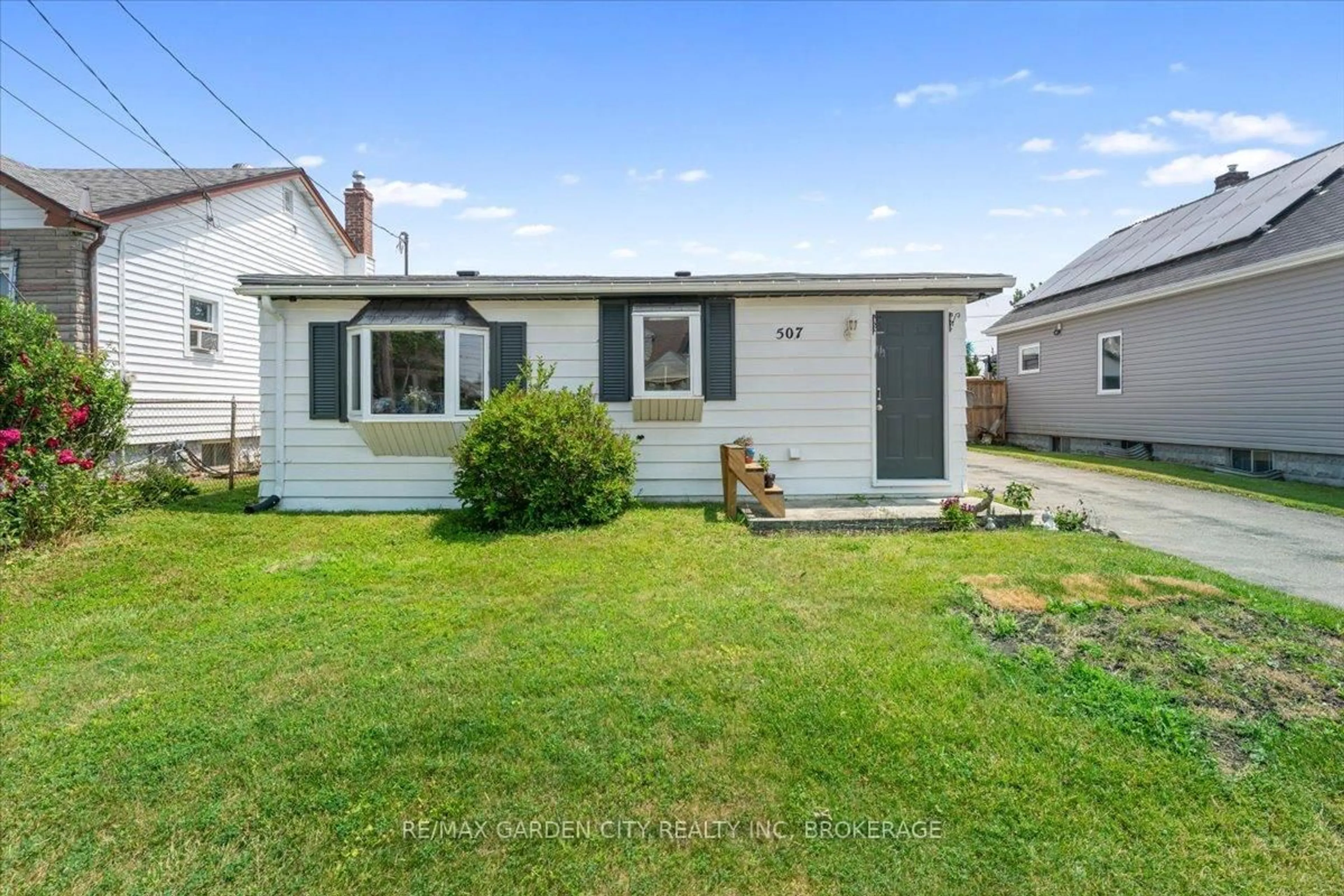 Home with vinyl exterior material, street for 507 Harriet St, Welland Ontario L3B 2H9