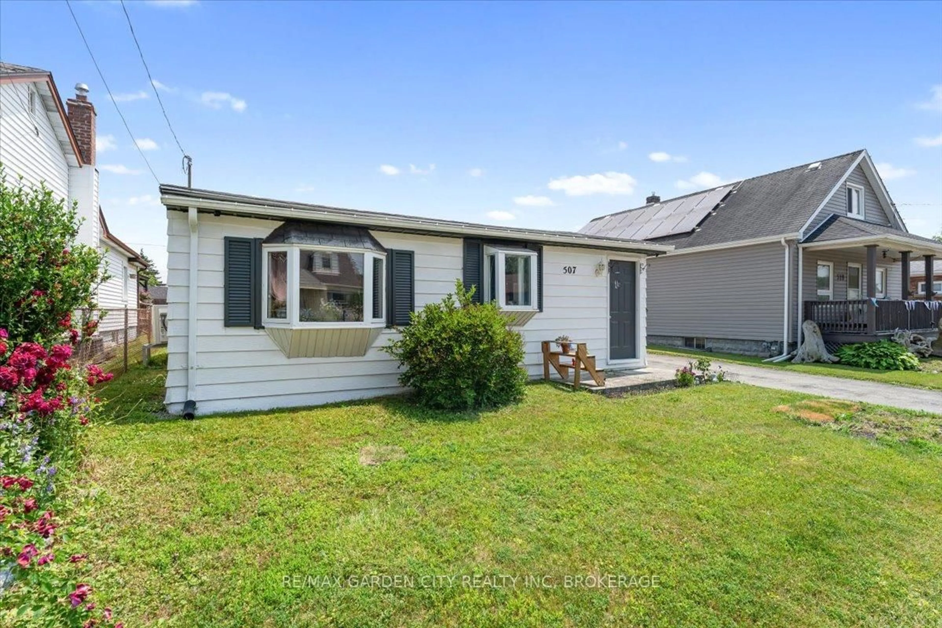 Home with vinyl exterior material, street for 507 Harriet St, Welland Ontario L3B 2H9