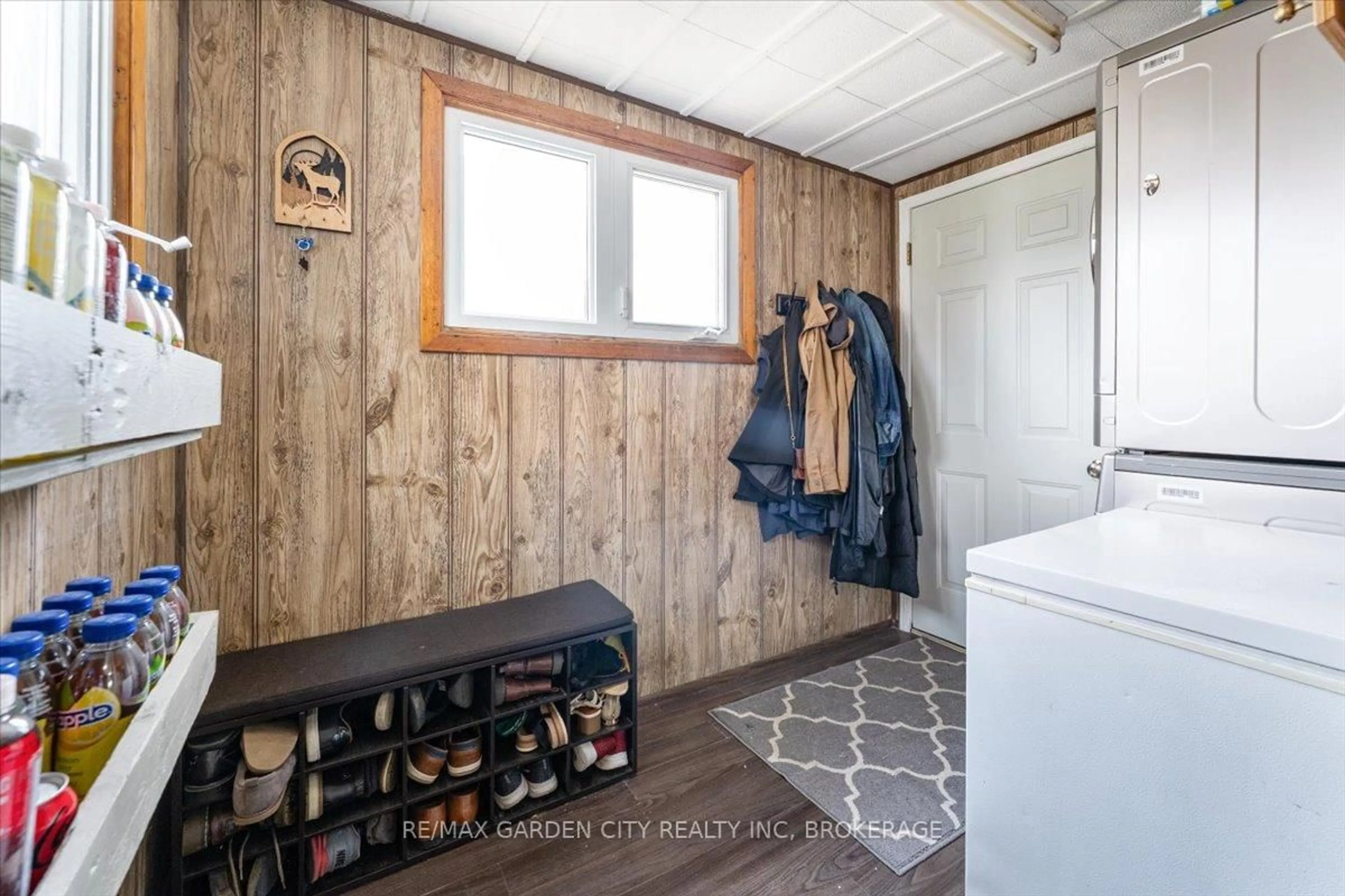 Laundry room for 507 Harriet St, Welland Ontario L3B 2H9