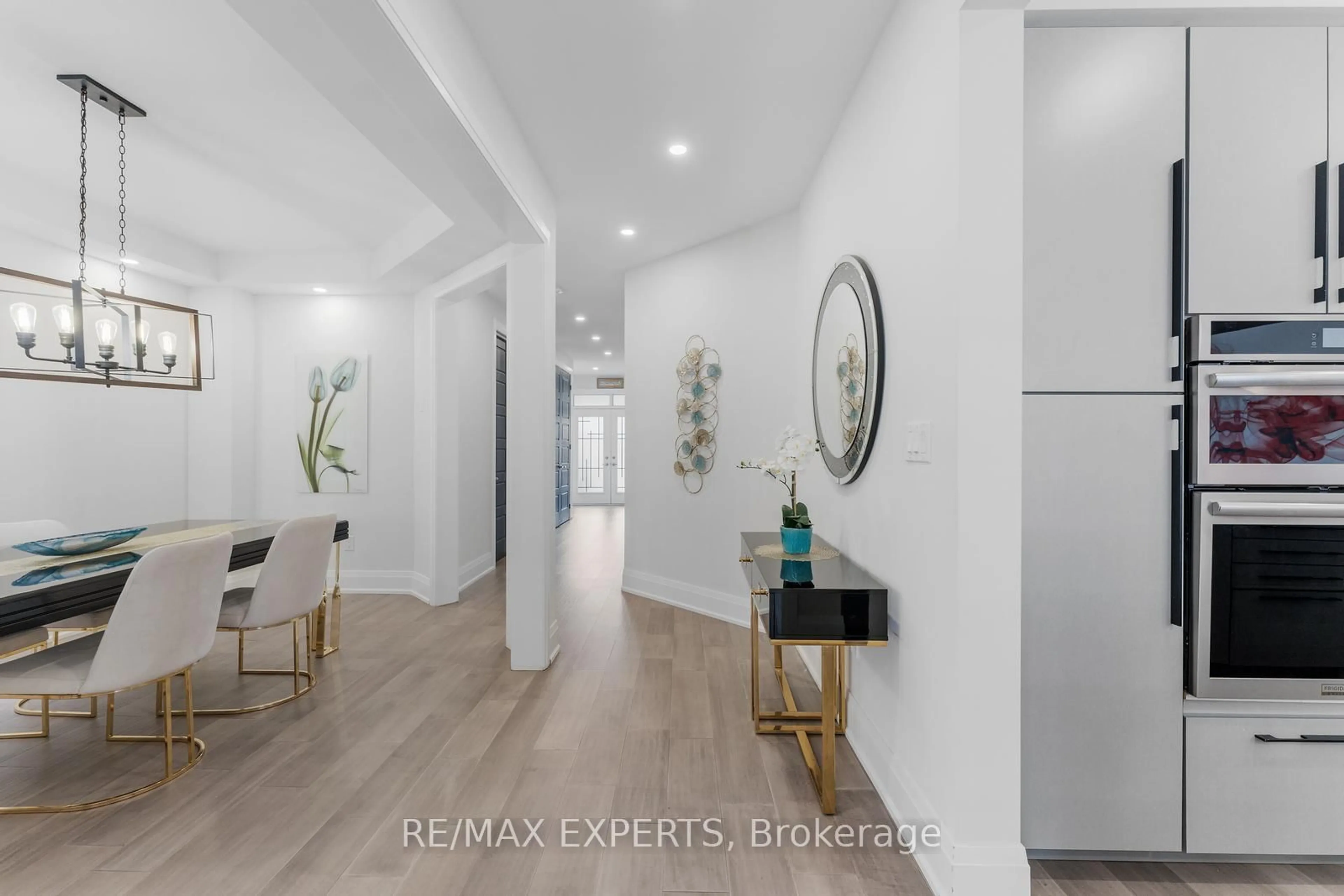 Indoor entryway for 21 Malcolm Cres, Haldimand Ontario N3W 0C8