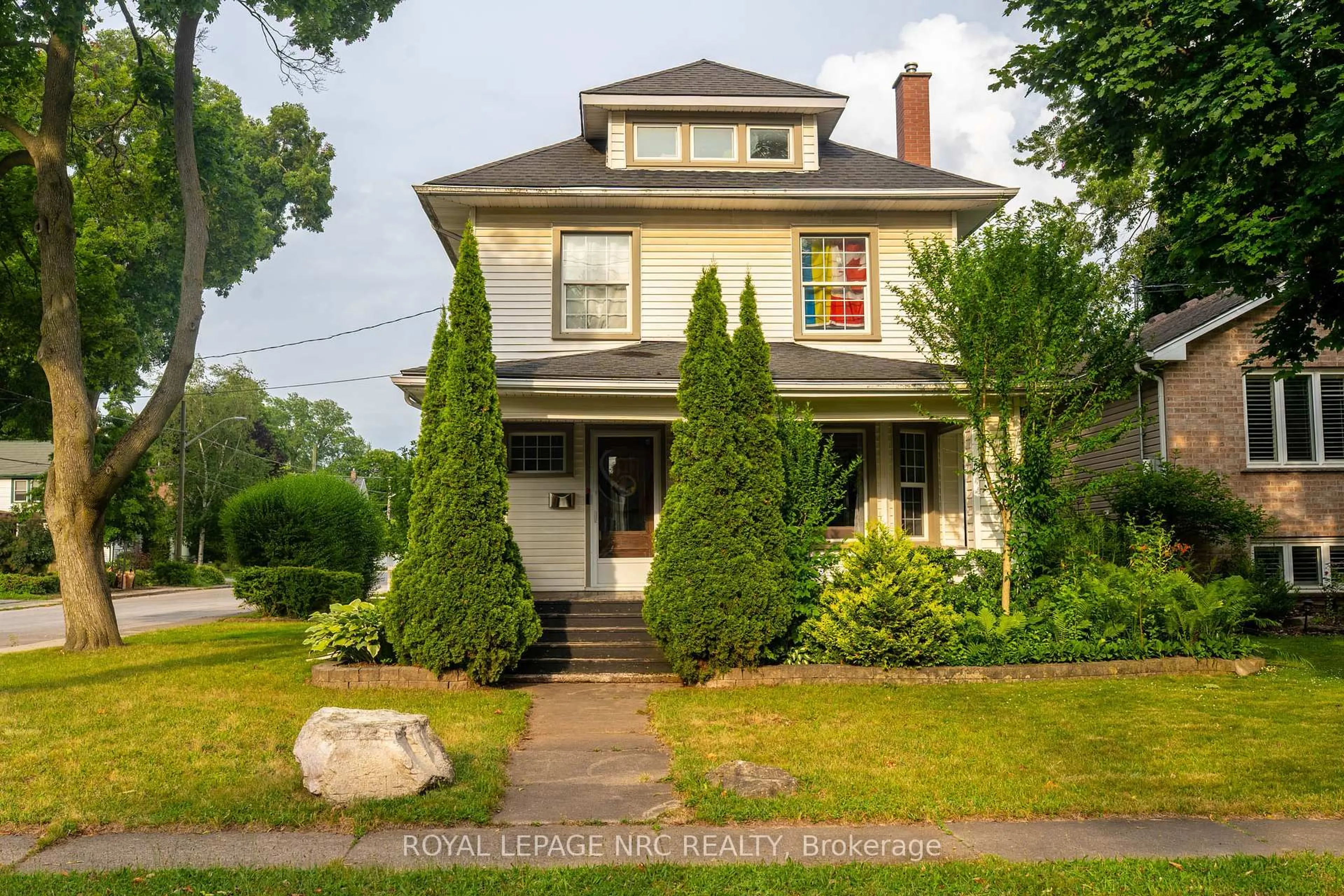 Home with brick exterior material, street for 6274 Pine Grove Ave, Niagara Falls Ontario L2G 4J3
