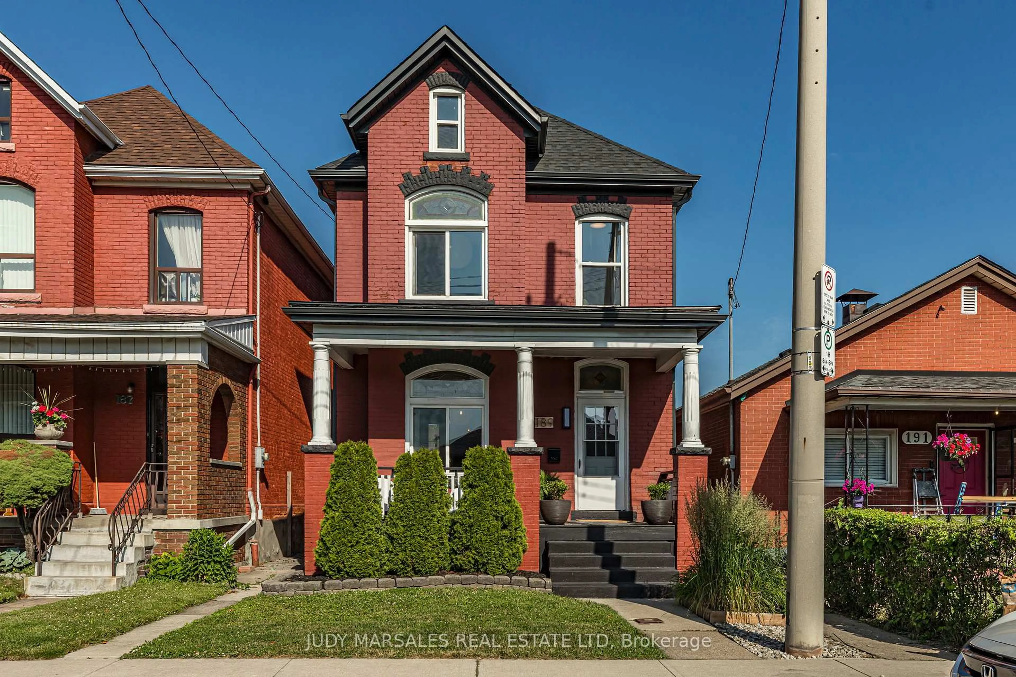 Home with brick exterior material, street for 189 West Ave, Hamilton Ontario L8L 5C7