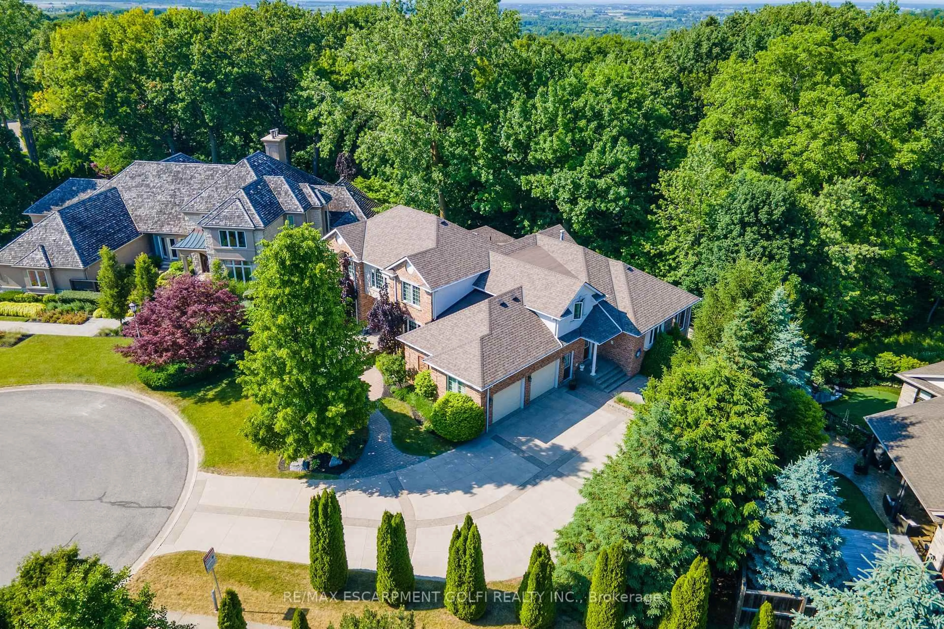 A pic from outside/outdoor area/front of a property/back of a property/a pic from drone, unknown for 6431 Rockcliffe Estates, Niagara Falls Ontario L2J 4K7