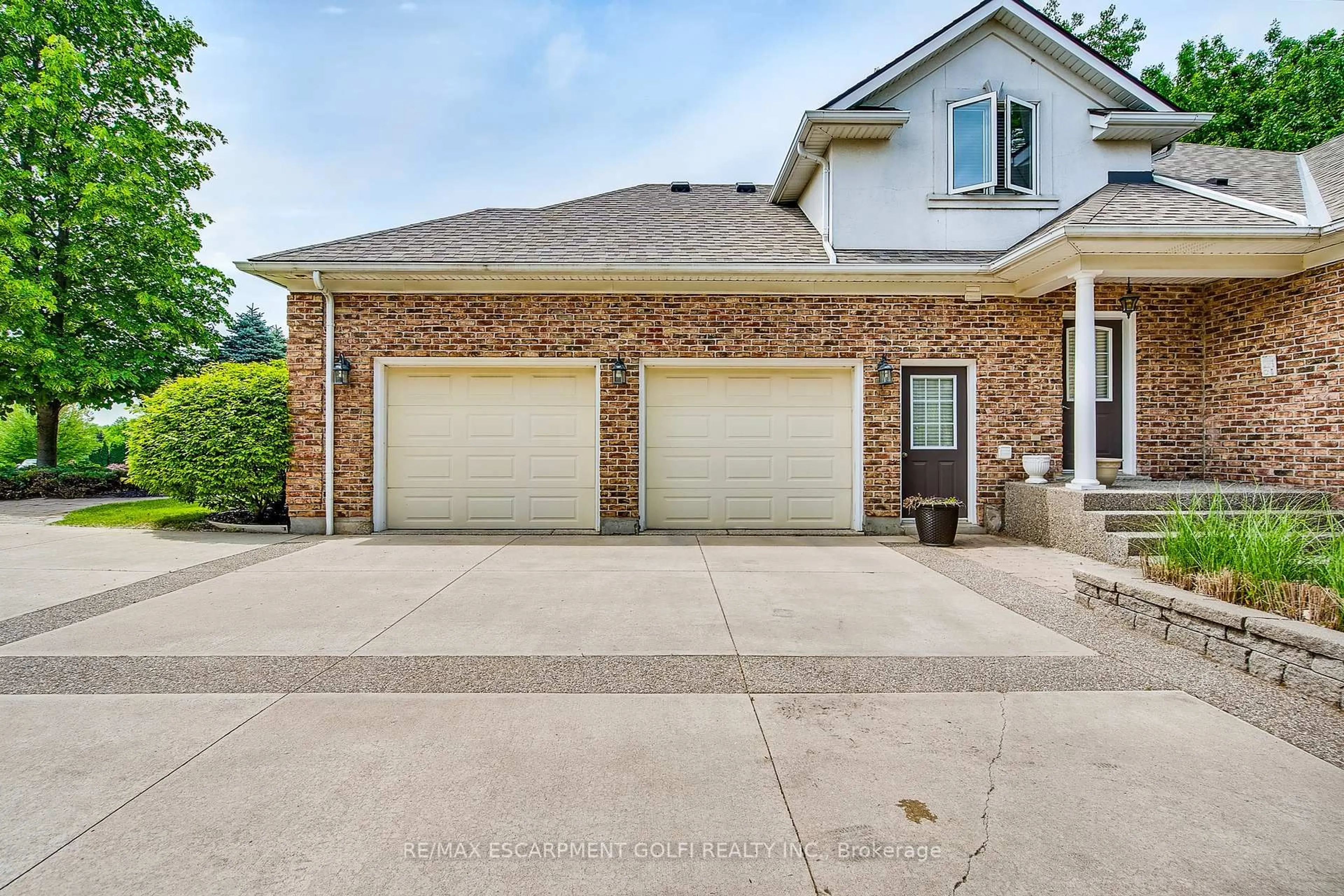 Home with brick exterior material, street for 6431 Rockcliffe Estates, Niagara Falls Ontario L2J 4K7