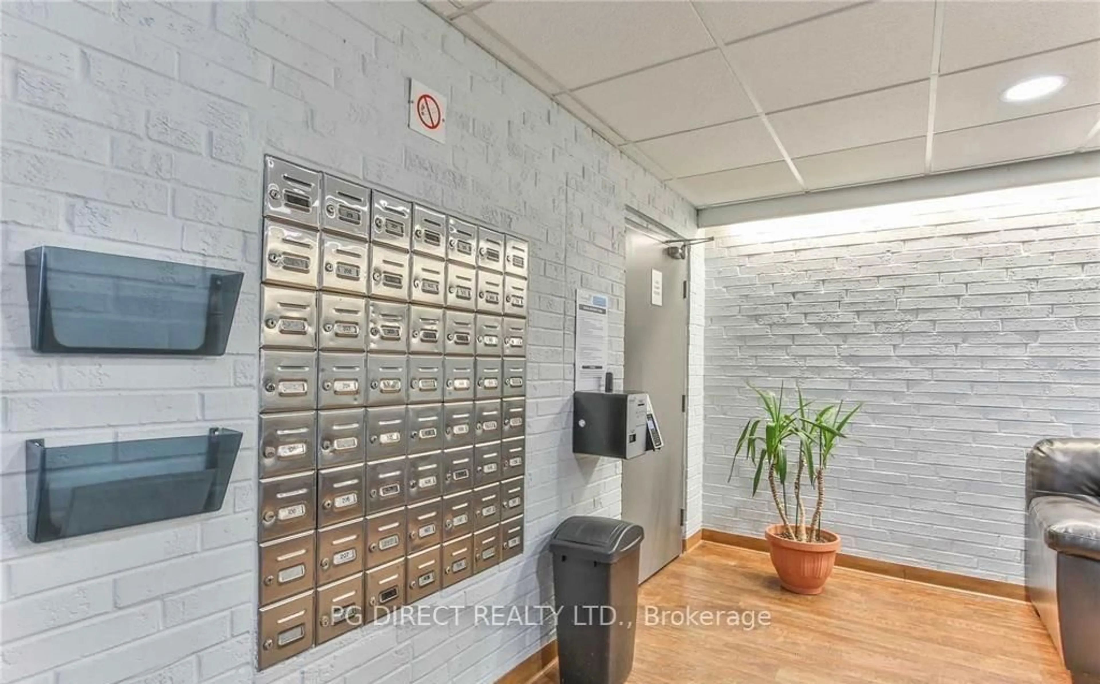 Indoor foyer for 1106 Jalna Blvd #503, London South Ontario N6E 2R9