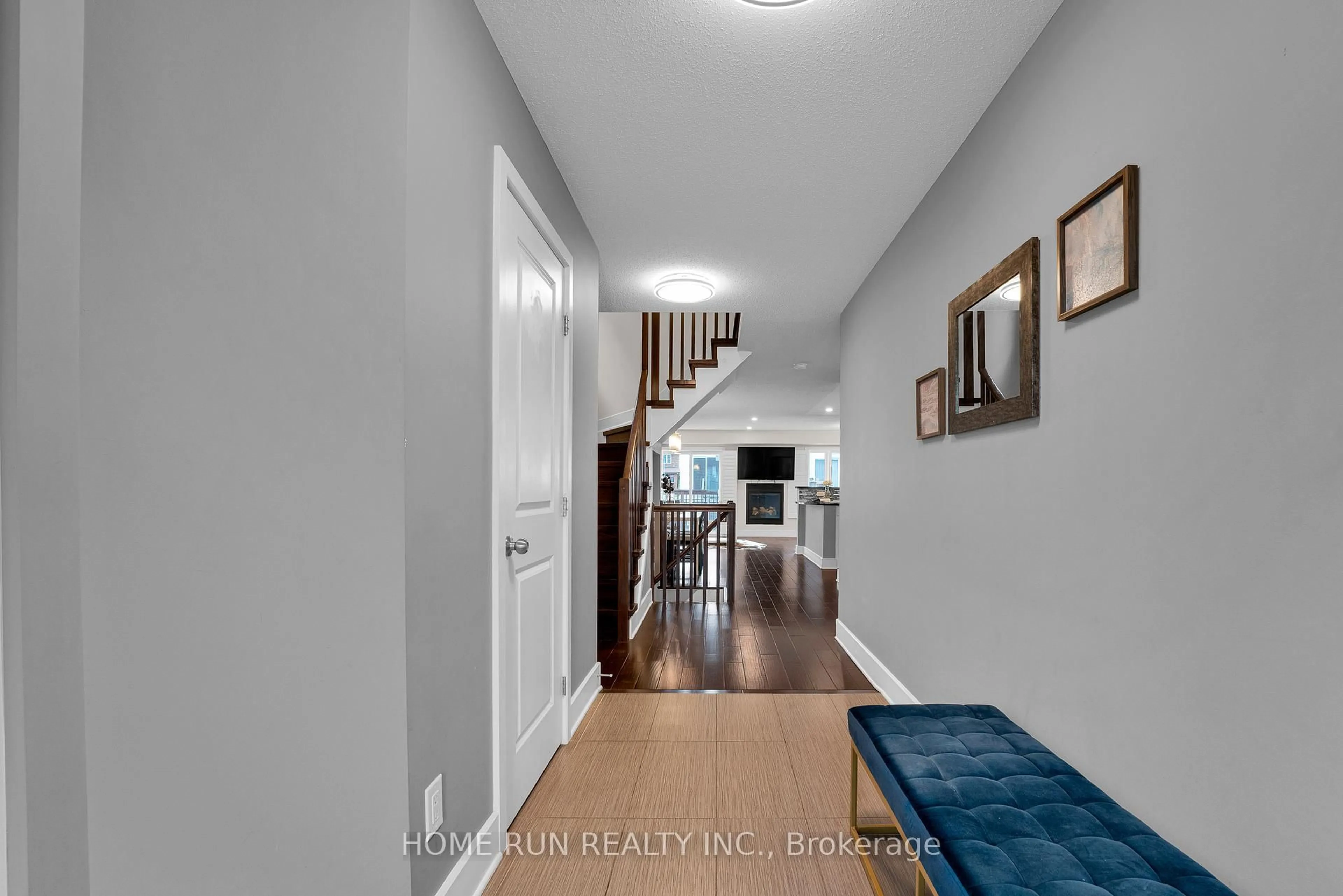 Indoor entryway for 319 Laguna St, Ottawa Ontario K1T 0L1