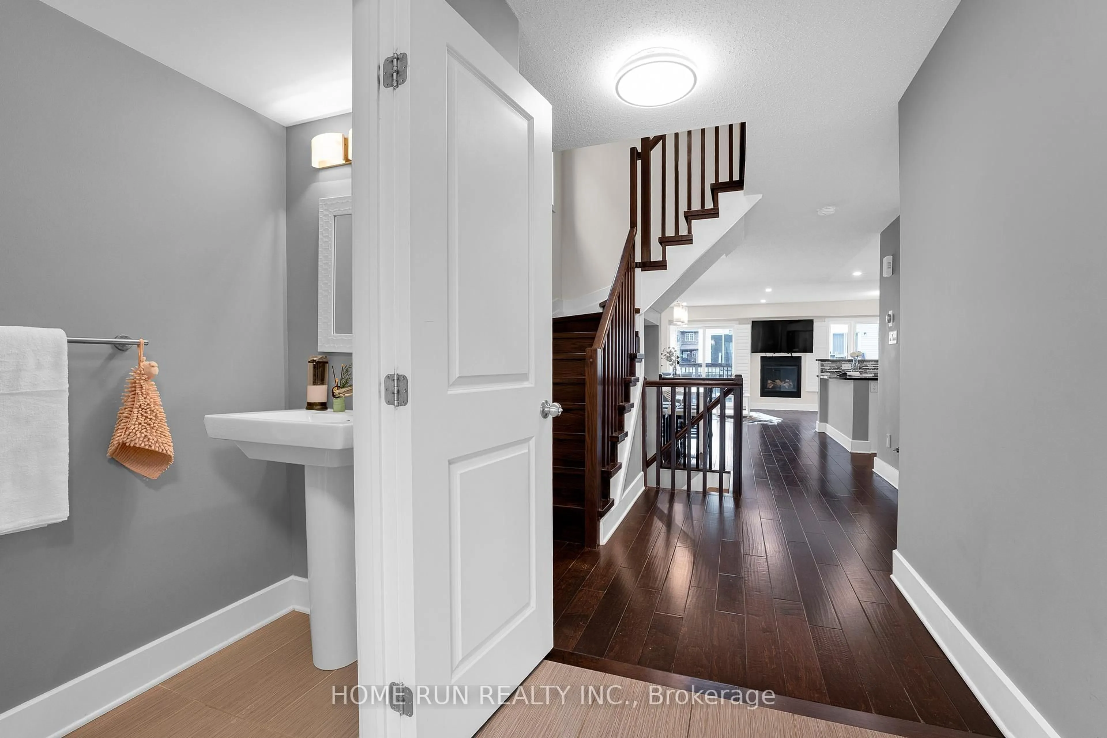 Indoor entryway for 319 Laguna St, Ottawa Ontario K1T 0L1
