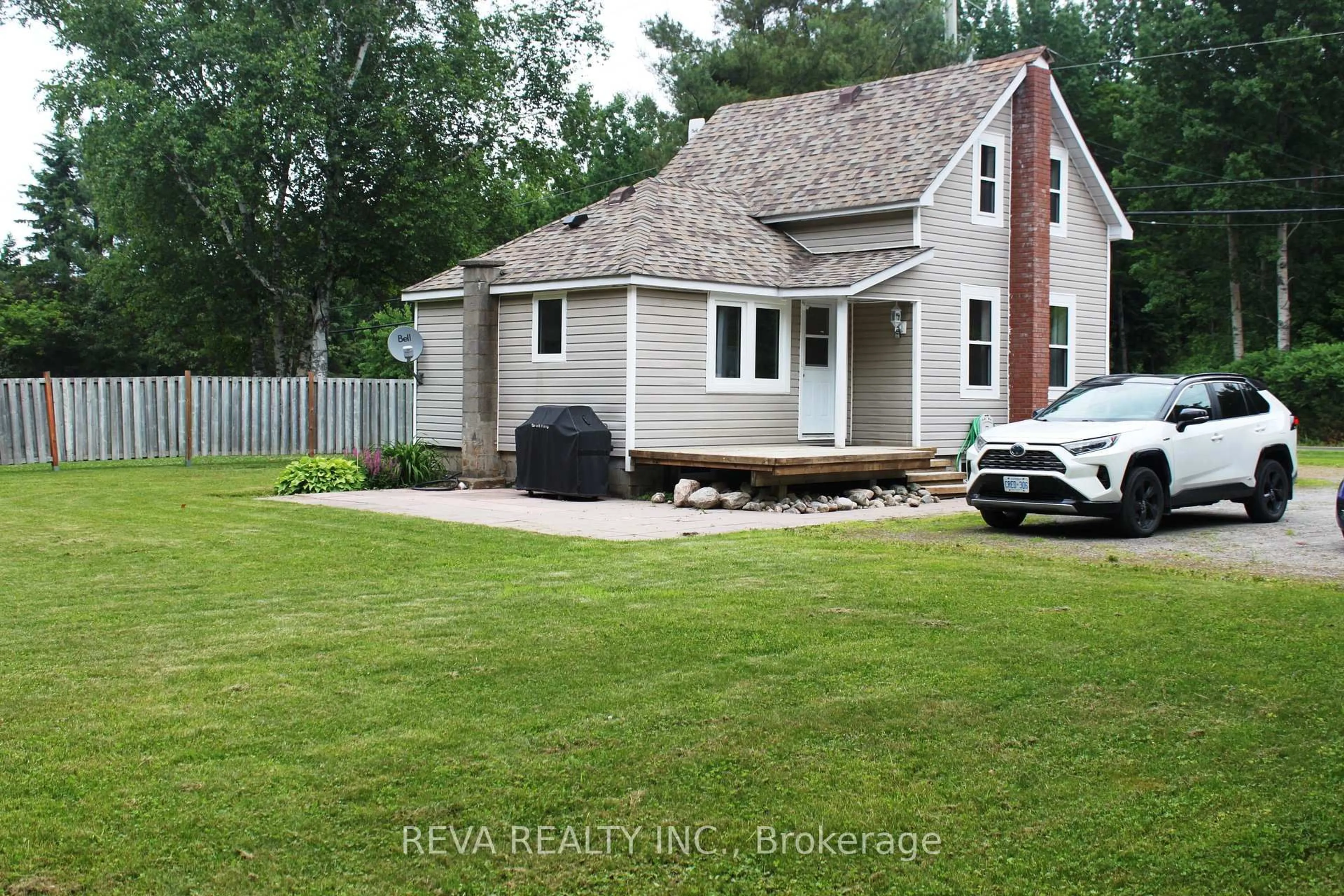 Home with vinyl exterior material, street for 15615 Hwy 35 Highway, Algonquin Highlands Ontario K0M 1J2