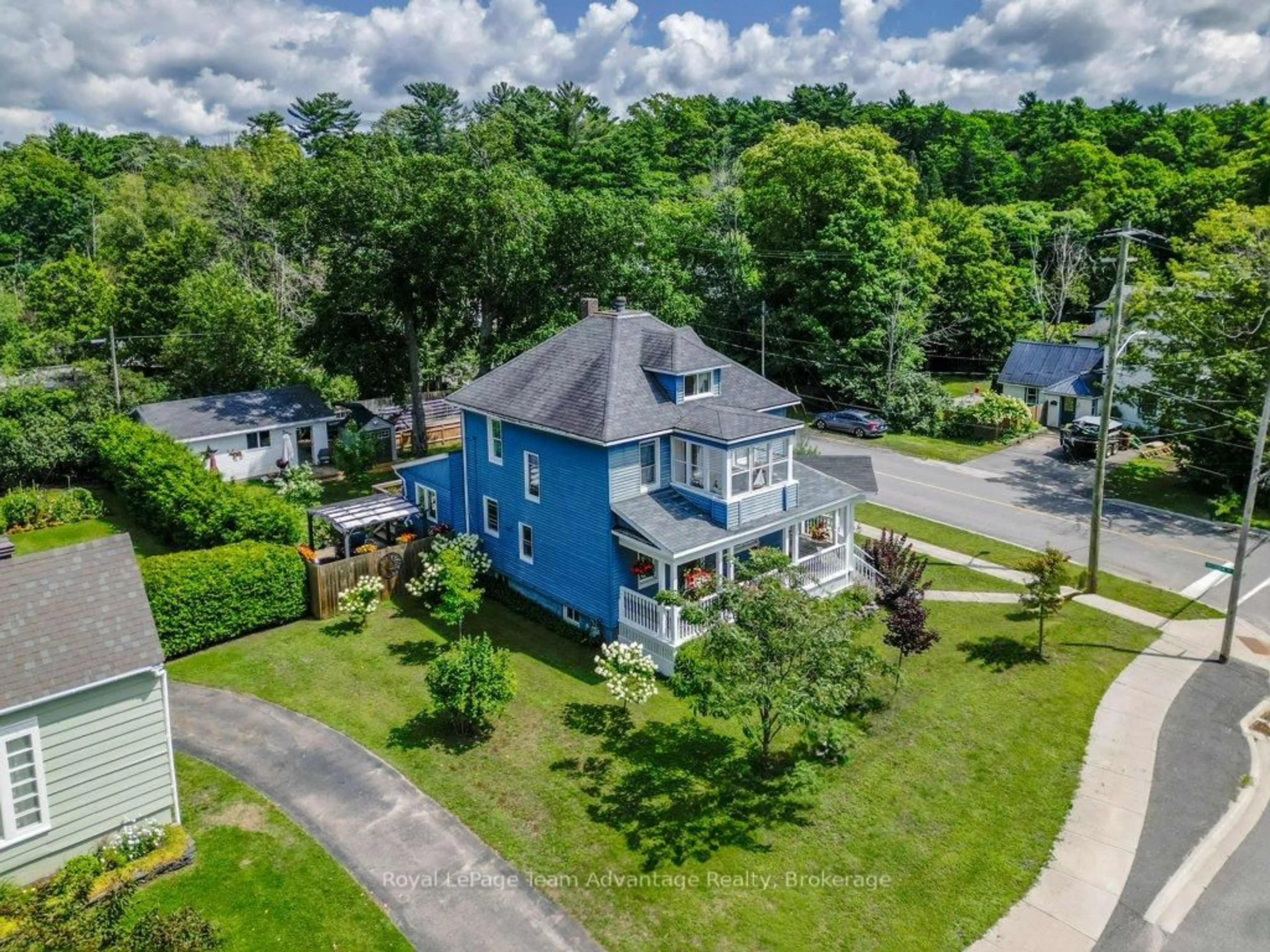A pic from outside/outdoor area/front of a property/back of a property/a pic from drone, street for 55 Waubeek St, Parry Sound Ontario P2A 1C4