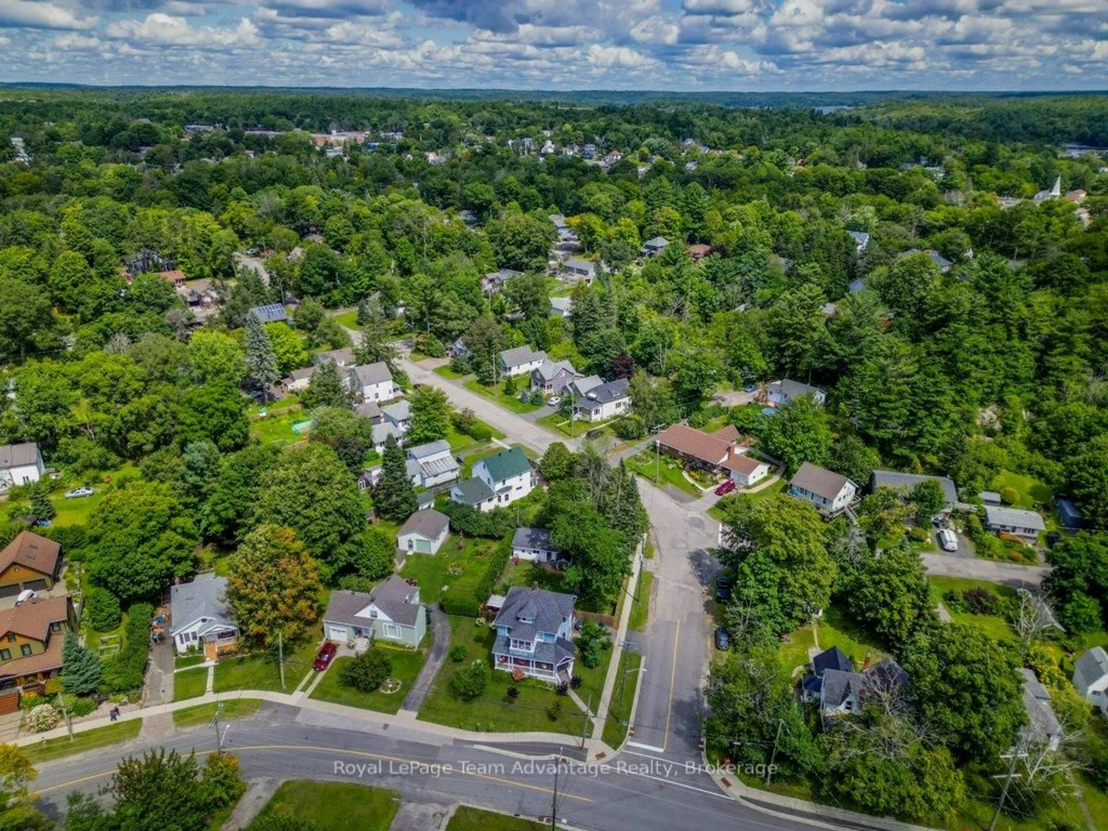 A pic from outside/outdoor area/front of a property/back of a property/a pic from drone, street for 55 Waubeek St, Parry Sound Ontario P2A 1C4