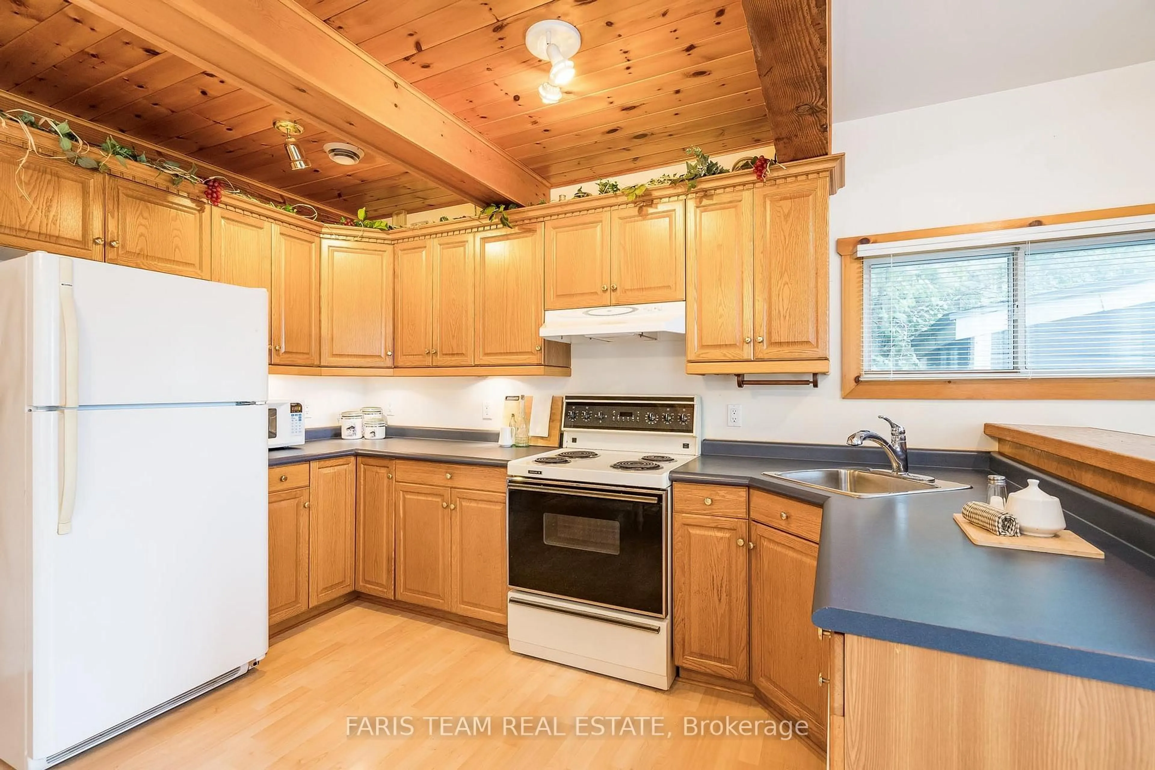 Standard kitchen, wood/laminate floor for 100 Fulsom Cres, Kawartha Lakes Ontario L3V 6H5