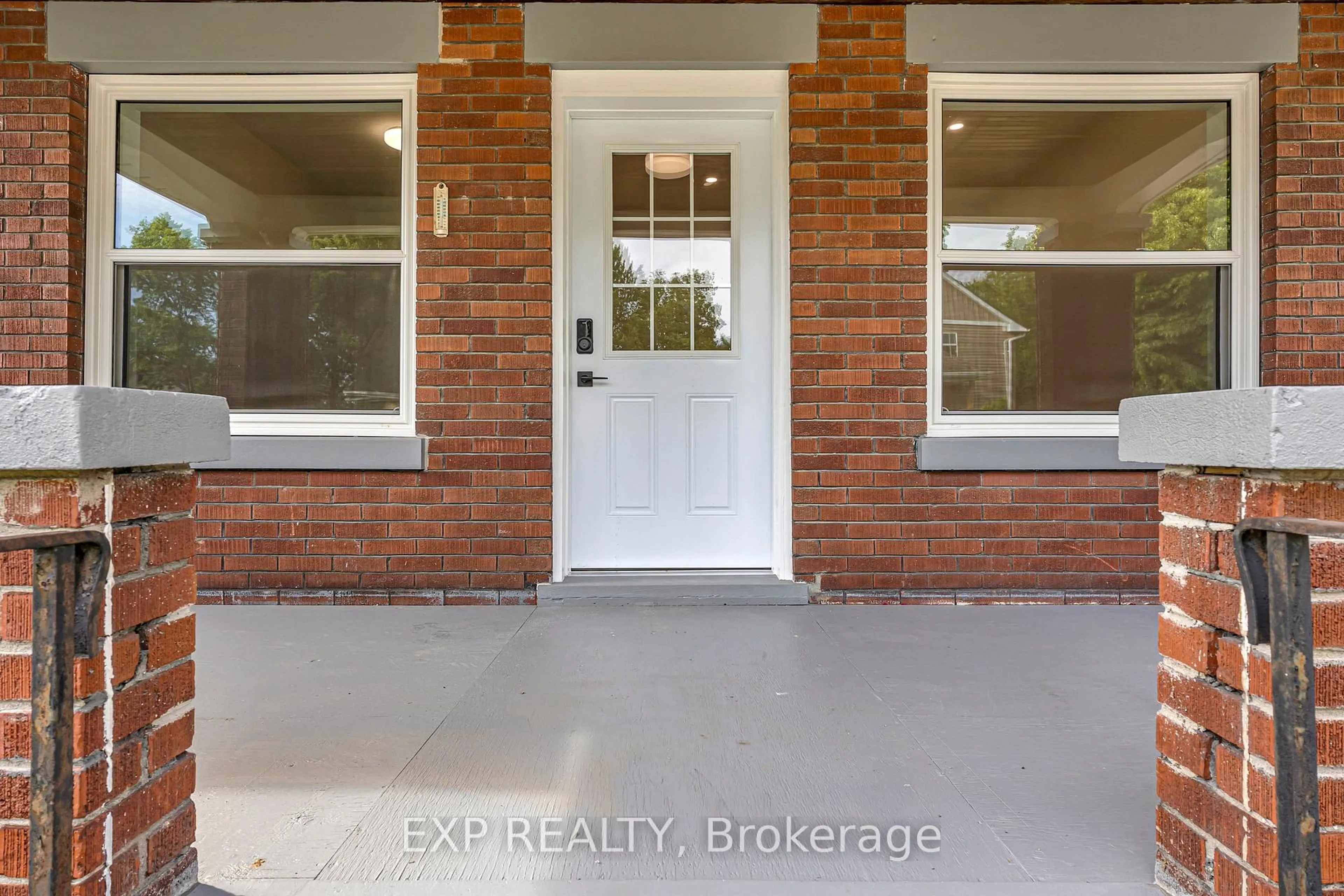 Indoor entryway for 972 Dame St, London East Ontario N5Z 1M6