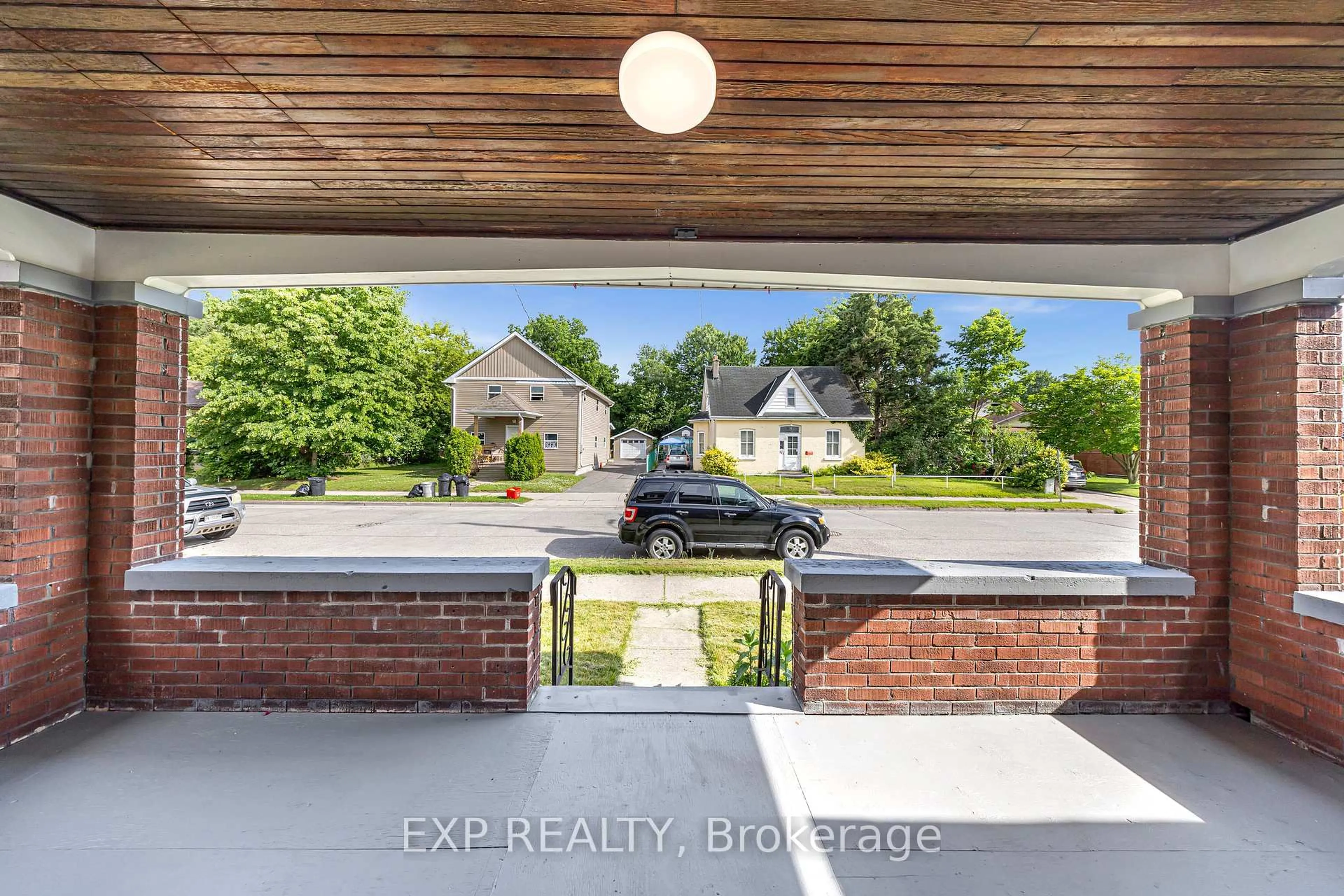 A pic from outside/outdoor area/front of a property/back of a property/a pic from drone, unknown for 972 Dame St, London East Ontario N5Z 1M6