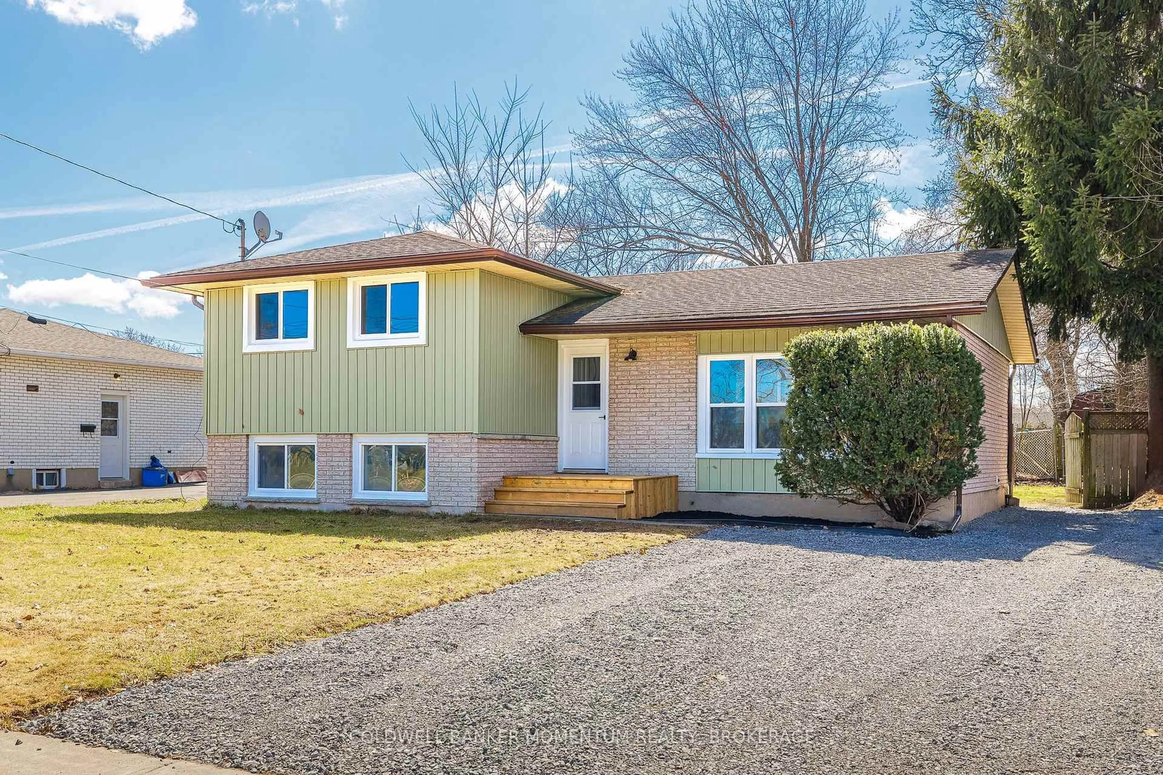 Home with vinyl exterior material, street for 85 Woodlawn Rd, Welland Ontario L3C 3J4