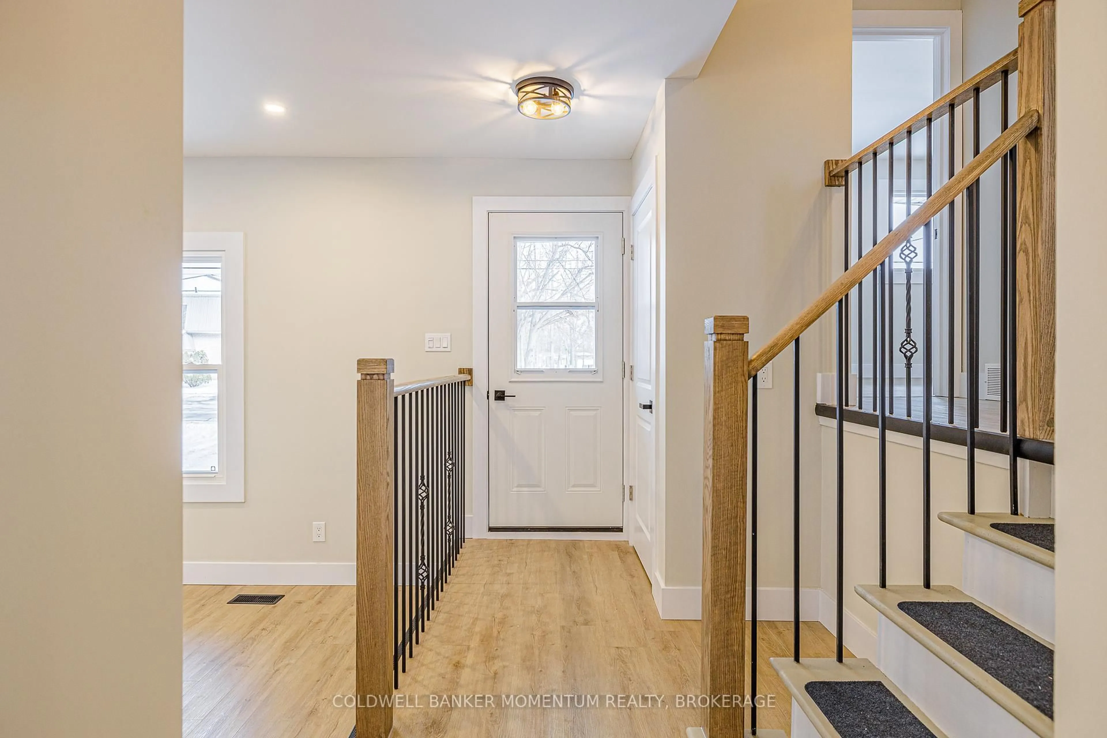 Indoor entryway for 85 Woodlawn Rd, Welland Ontario L3C 3J4