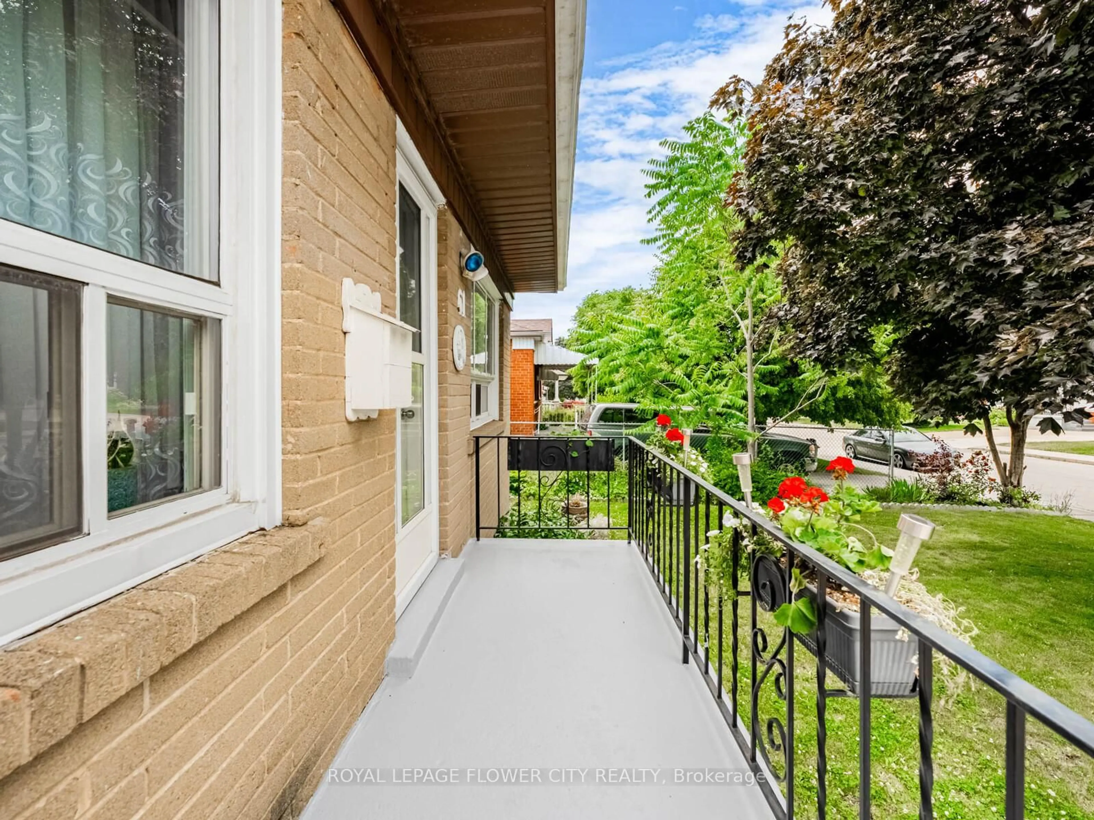 Patio, street for 61 Wise Cres, Hamilton Ontario L8T 2L6
