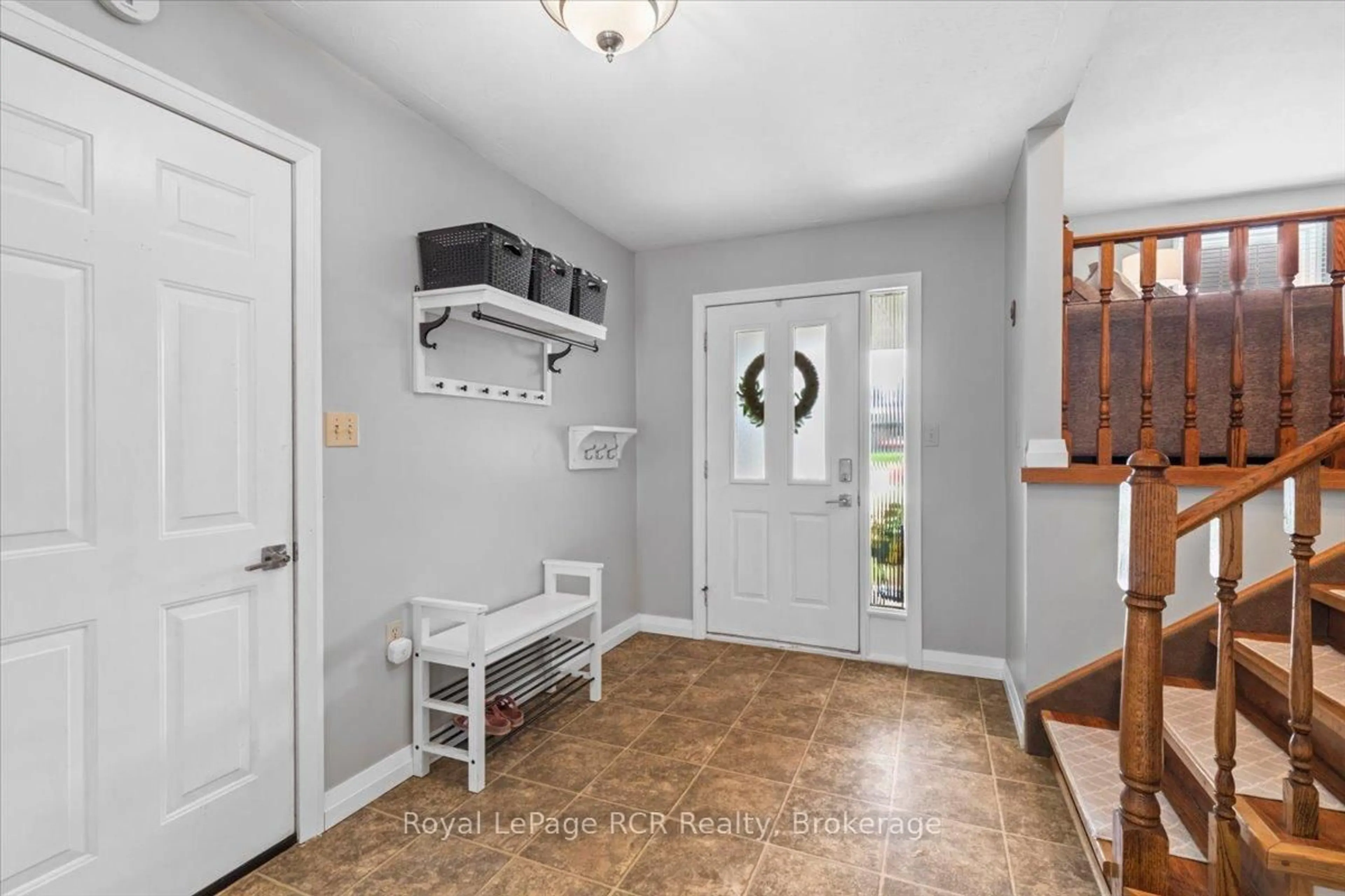 Indoor entryway for 698 15th Street Clse, Hanover Ontario N4N 3L8