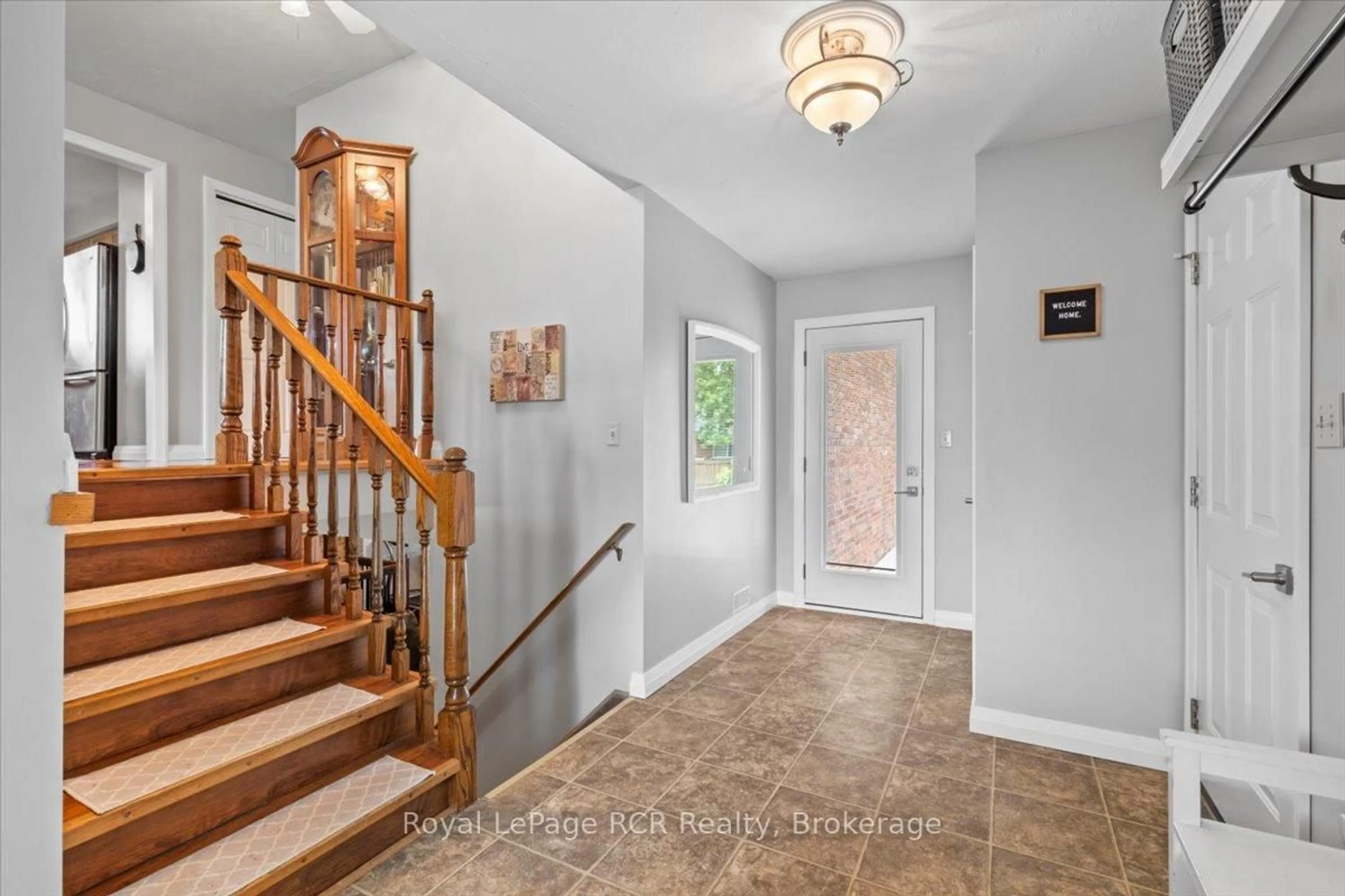 Indoor entryway for 698 15th Street Clse, Hanover Ontario N4N 3L8