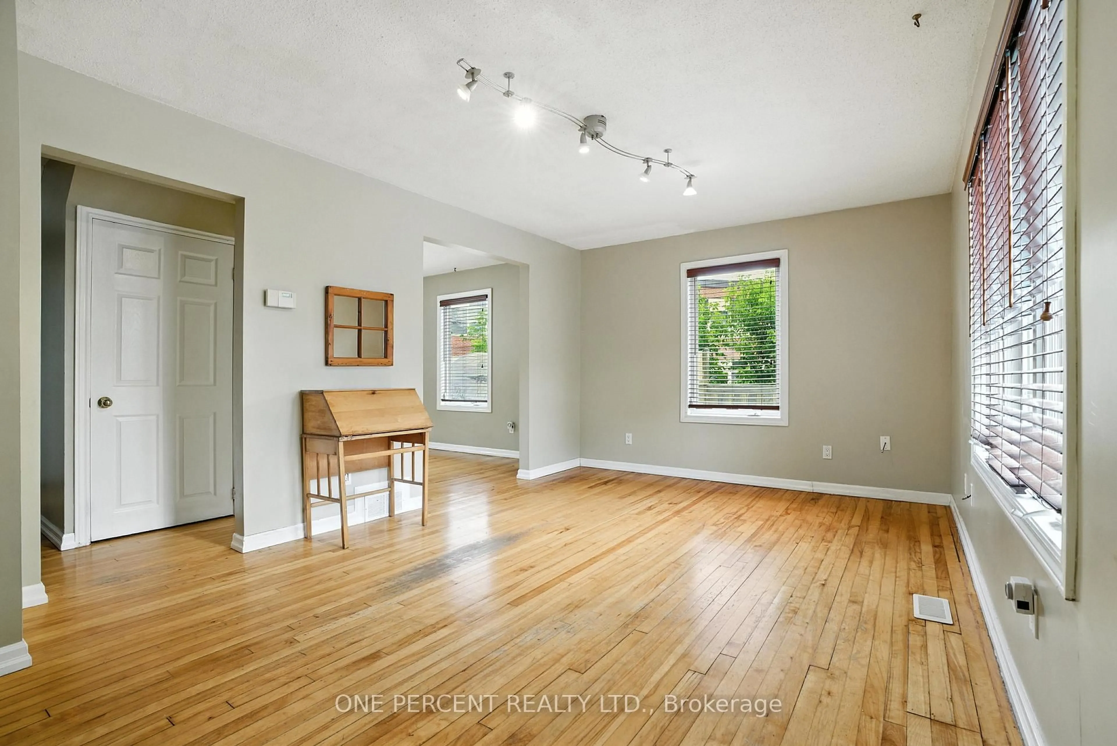 A pic of a room for 284 Anna Ave, Ottawa Ontario K1Z 7V6