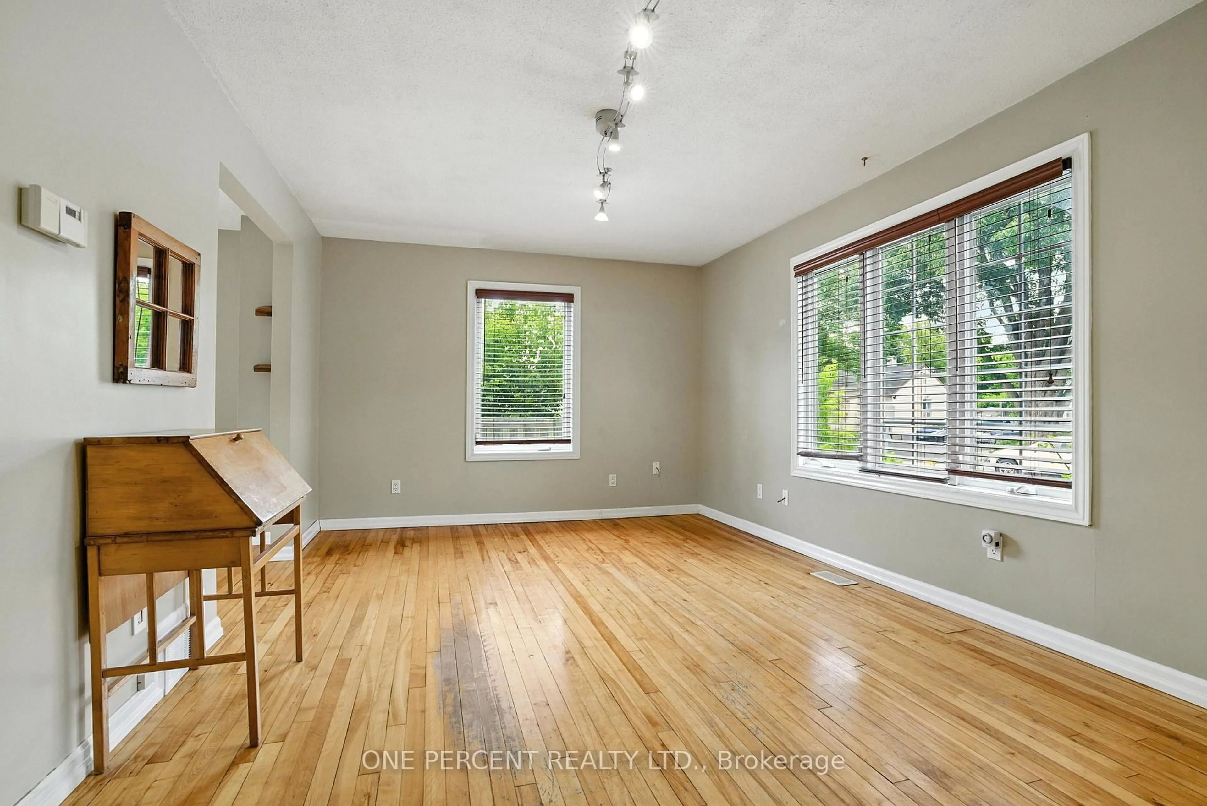 A pic of a room for 284 Anna Ave, Ottawa Ontario K1Z 7V6