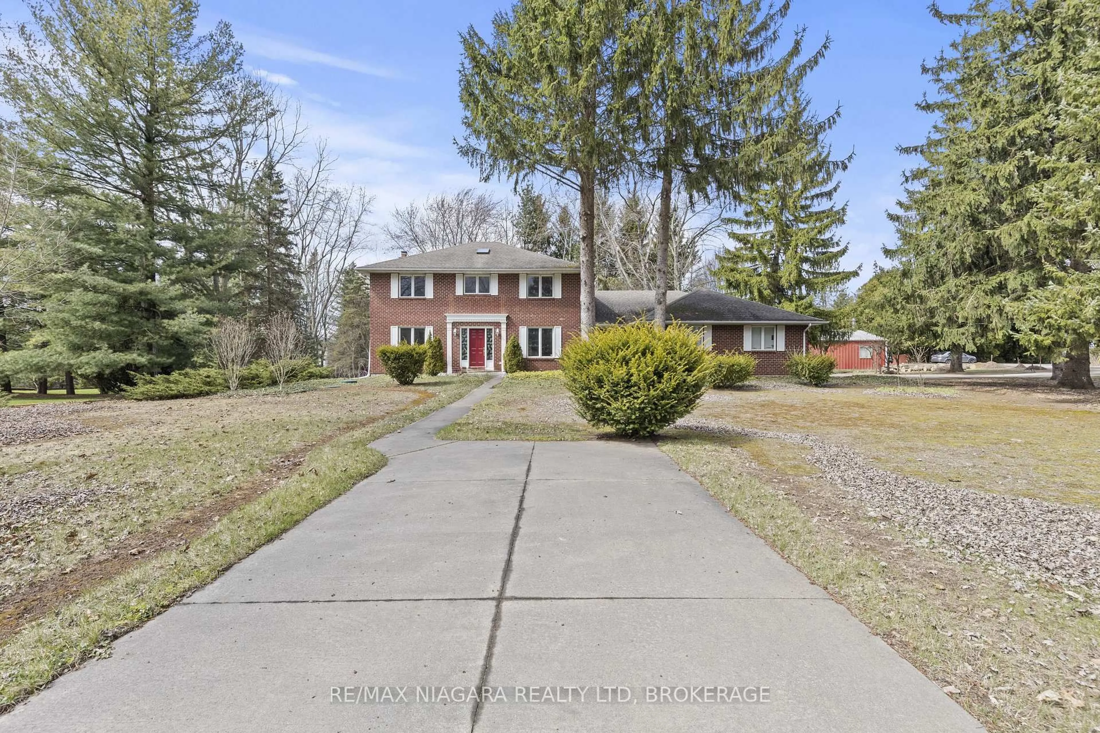 A pic from outside/outdoor area/front of a property/back of a property/a pic from drone, street for 683 Canboro Rd, Pelham Ontario L0S 1C0