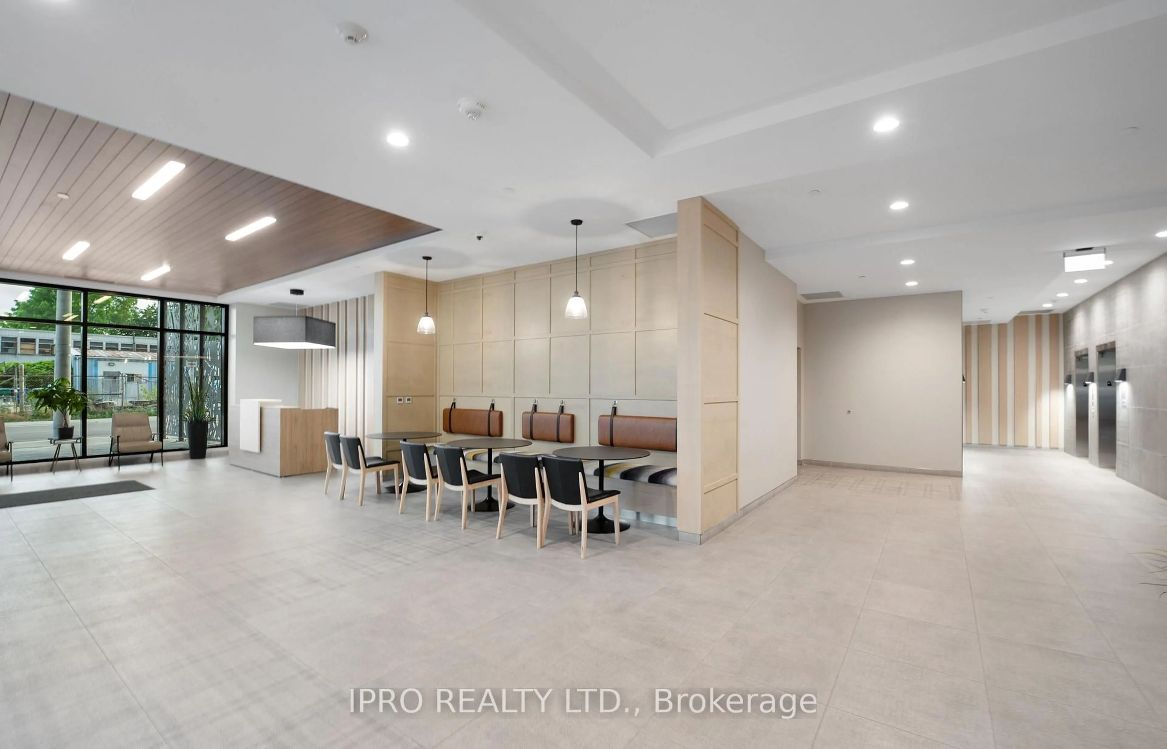 Indoor foyer for 108 Garment St #1502, Kitchener Ontario N2G 0E2