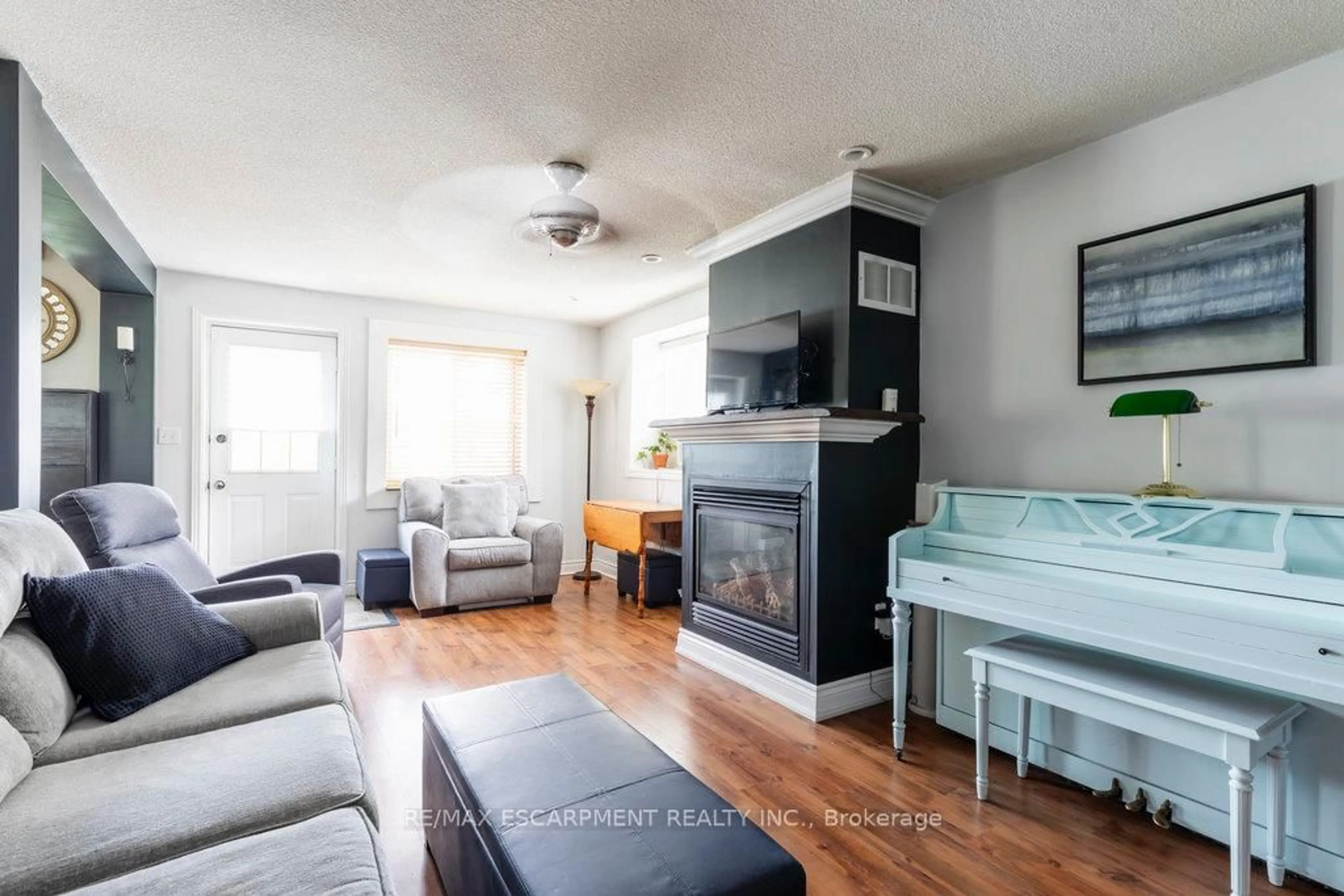 Living room with furniture, wood/laminate floor for 169 Forfar St, Haldimand Ontario N3W 1J2